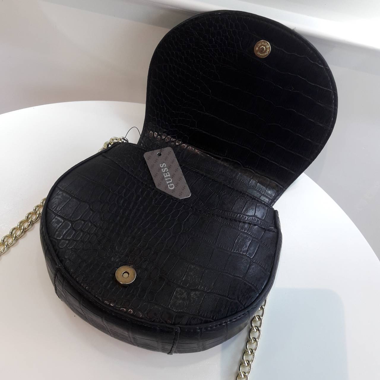 Guess croc crossbody bag กระเป๋าสะพานดีไซน์เก๋ ทรงน่ารัก ฝาพับโค้งดีไซน์สวย ด้านหนังปั๊มลาย croc ประดับ logo brand สีทอง เปิดปิดด้วยกระดุม มีช่องเล็กลับใส่บัตรได้ ช่องใหญ่บุผ้า ลายแบรนด์ มีช่องใส่ของแยก ใส่มือถือได้ทุกรุ่น มาพร้อม สายยาวโซ่ต่อหนัง ใบนี้เห