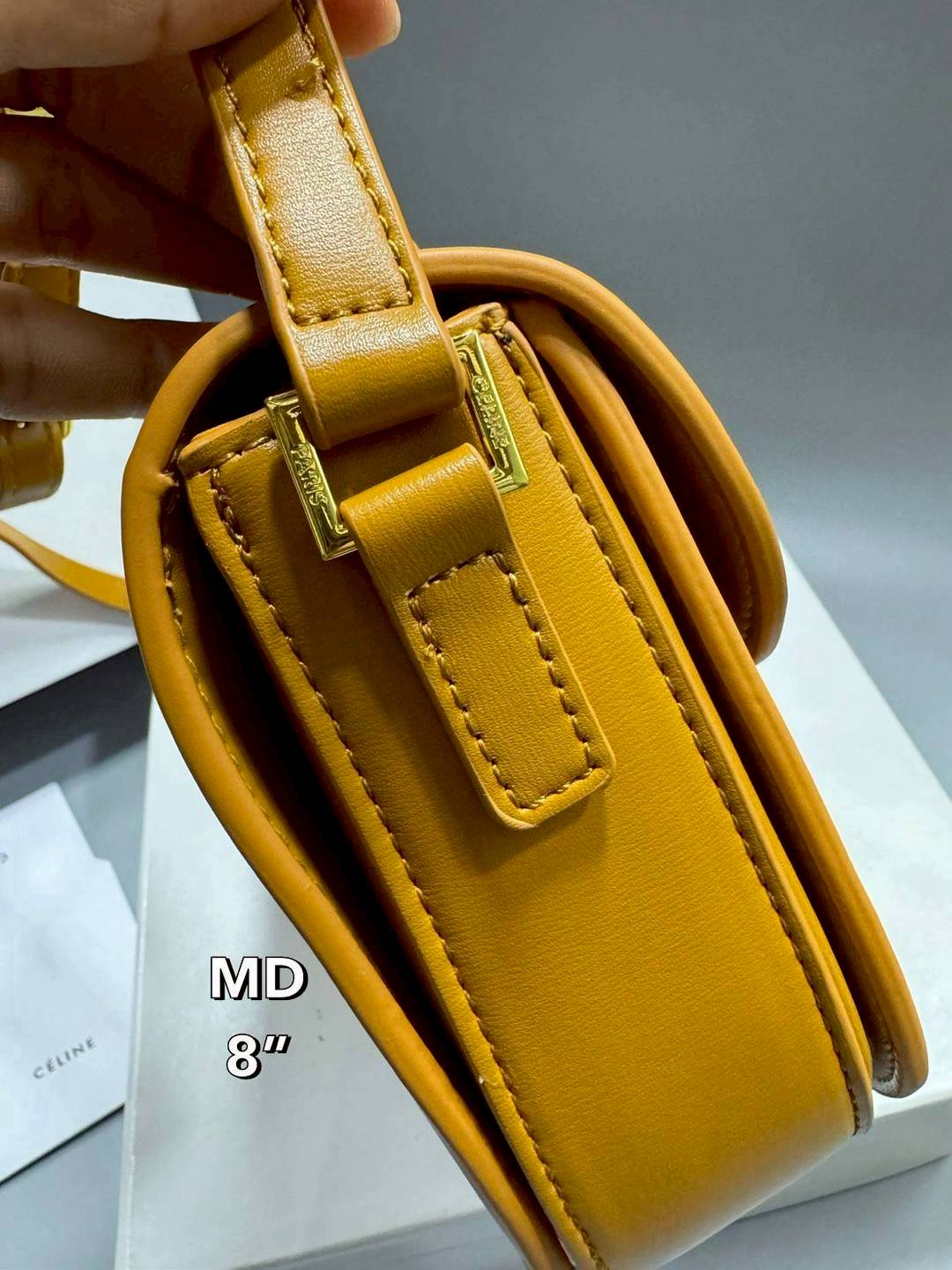 CELINE Besace Clea in Shiny กระเป๋าสะพายทรงสวย โค้งมนอยู่ทรงพร้อมโลโก้หน้าสีทองสวยหรู Best item ดีไซน์เรียบหรูดูแพง ฮิตสุดในเกาหลี ใช้ได้ทั้งชายหญิง