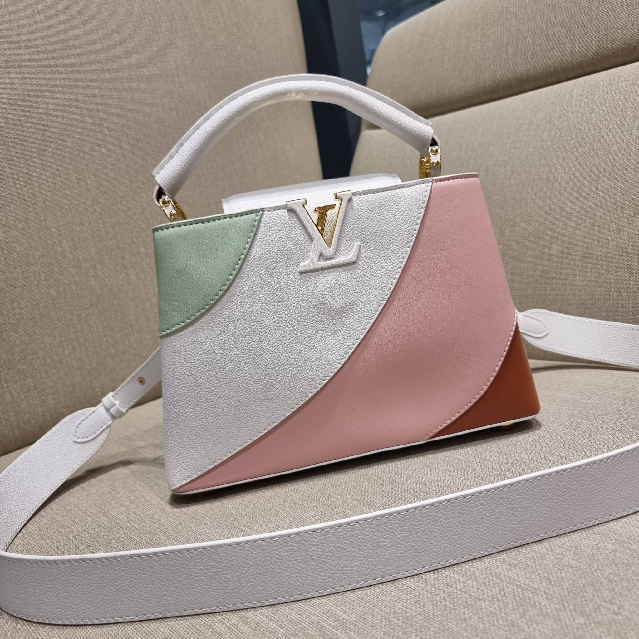 LV capucines top handle ที่สุดของความสวยในราคาเบาๆ กระเป๋าถือสุดหรู ดีไซน์ทรงคลาสสิค พร้อมลวดลายหรูหรา มาพร้อมหูจับในตัว ด้วยรูปทรงวินเทจและวัสดุหนังแท้ ขับผิว ทำให้ไอเท็มนี้สะกดทุกสายตาจริงๆ และยังมีลูกเล่นที่ฝาปิดกระเป๋า ที่สามารถปิด หรือสอดด้านใน ก็เห็