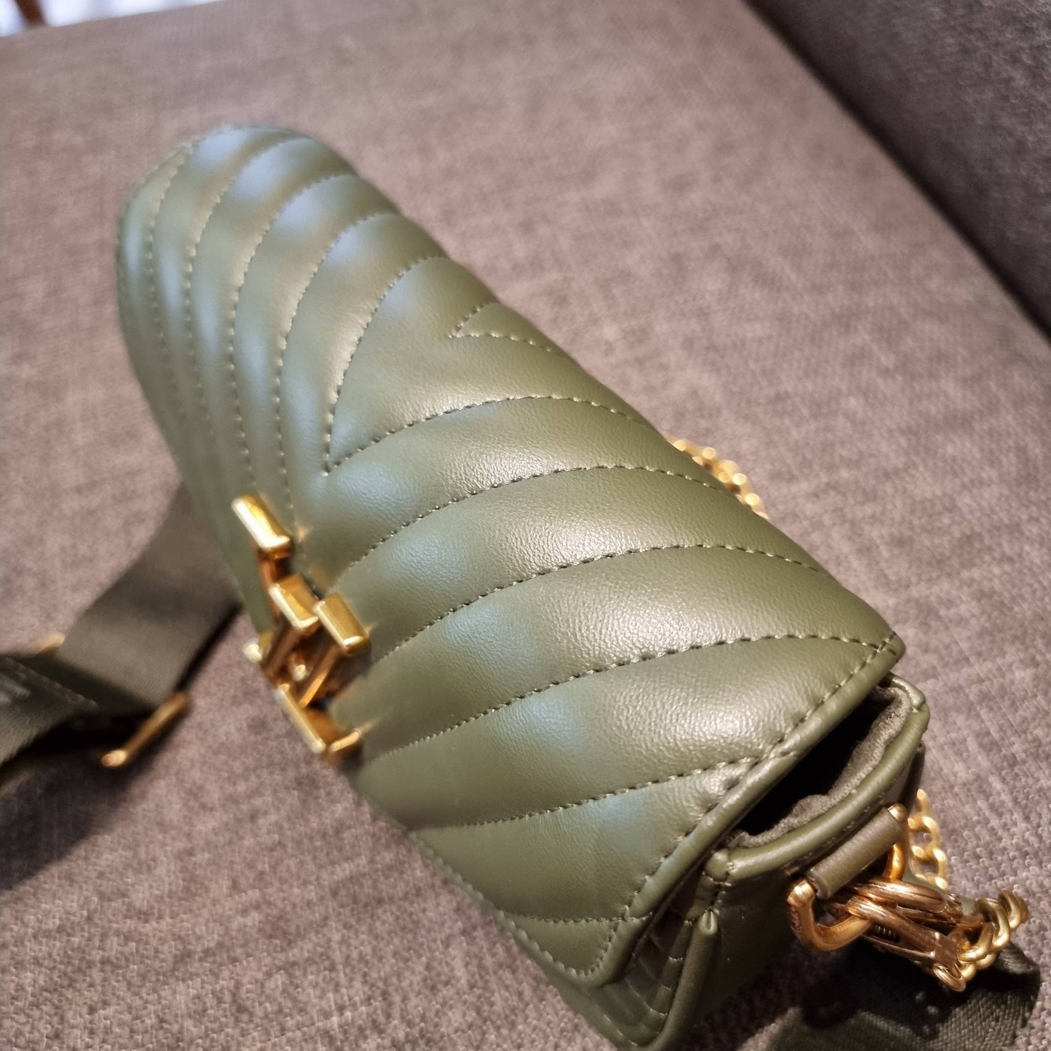 LV new wave pochette multi bag กระเป๋าสะพายมัลติฟังก์ชั่น สุดหรู มาพร้อม box set รับรองว่าดีงาม ลูกเล่นคลาสสิคผสานความวินเทจ มีสายสะพายให้ 2 เส้น และกระเป๋าใบลูก เล็กน่ารัก วัสดุหนังแท้ ภายในเป็นช่องโล่ง แบ่งสัดส่วนมีช่องย่อย ใบนี้ปรับใช้ได้หลายสไตล์ ลุคไ