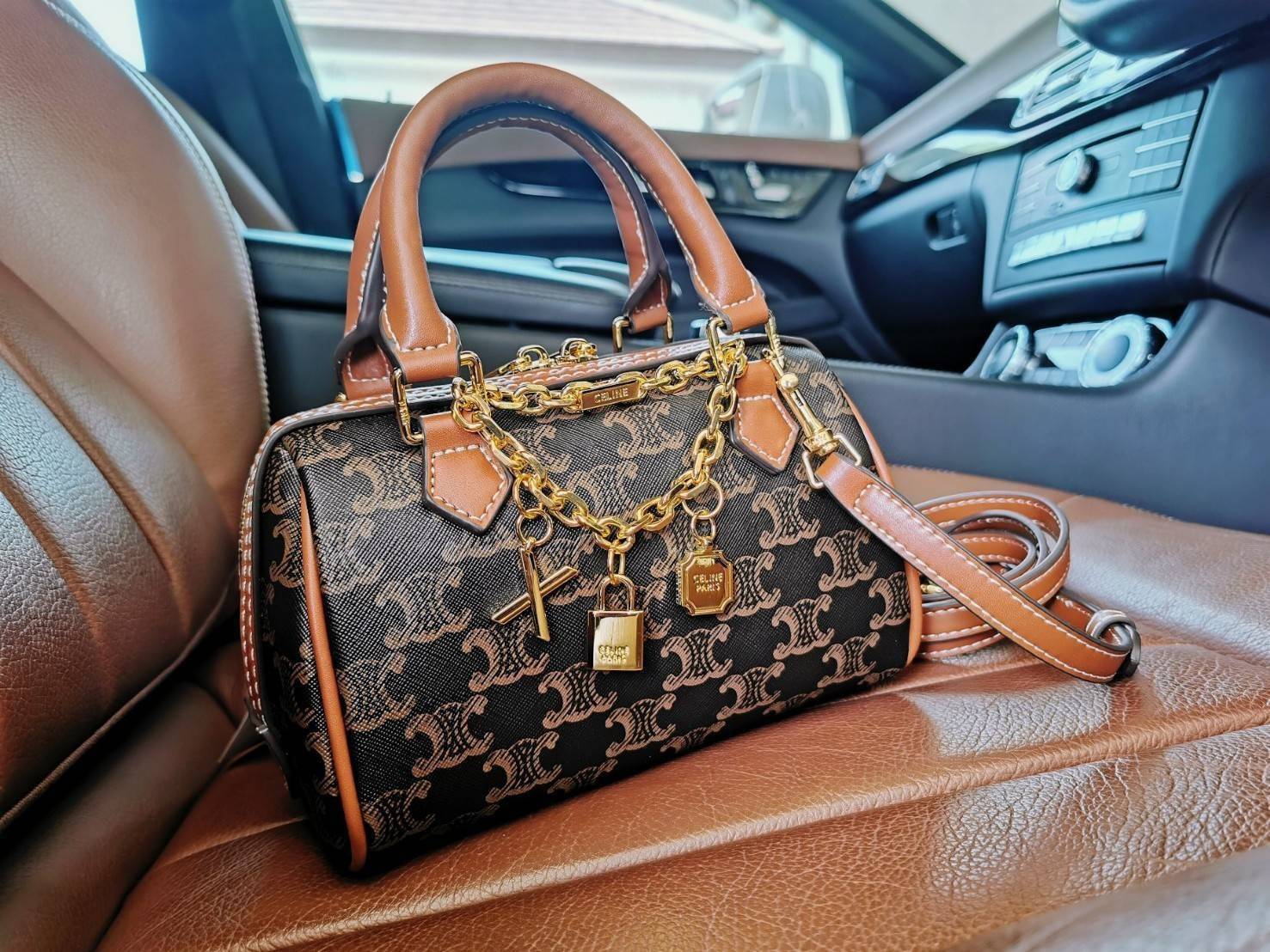 CELINE MINI BOSTON IN TRIOMPHE CANVAS / CELINE MINI CROSSBODY BAG VIP วัสดุแคนวาสหนังสวยอยู่ทรง ดีไซน์ยอดนิยมทรง Speedy ประดับสร้อย สายโซ่สีทองหรูเปิดปิดด้วยซิปคู่แบรนด์