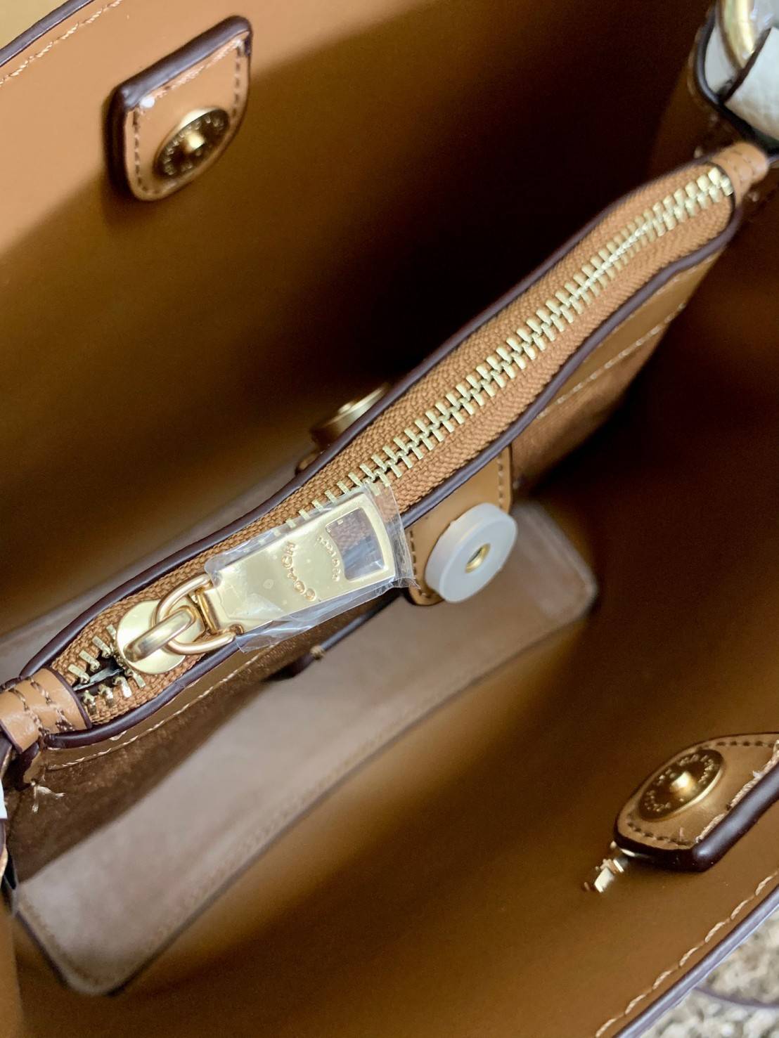 รุ่นฮิต รุ่นขายดี รุ่นที่สาวๆต้องมีค่ะ!! COACH SMALL TOWN BUCKET WITH DANDELION PRINT ((2310)) พร้อมส่งที่ไทยอีกครั้ง ห้ามพลาดค๊าาา😘 กระเป๋าทรงถัง หนังแท้ลายหนังสวยนิ่มอย่างดีค่ะ!