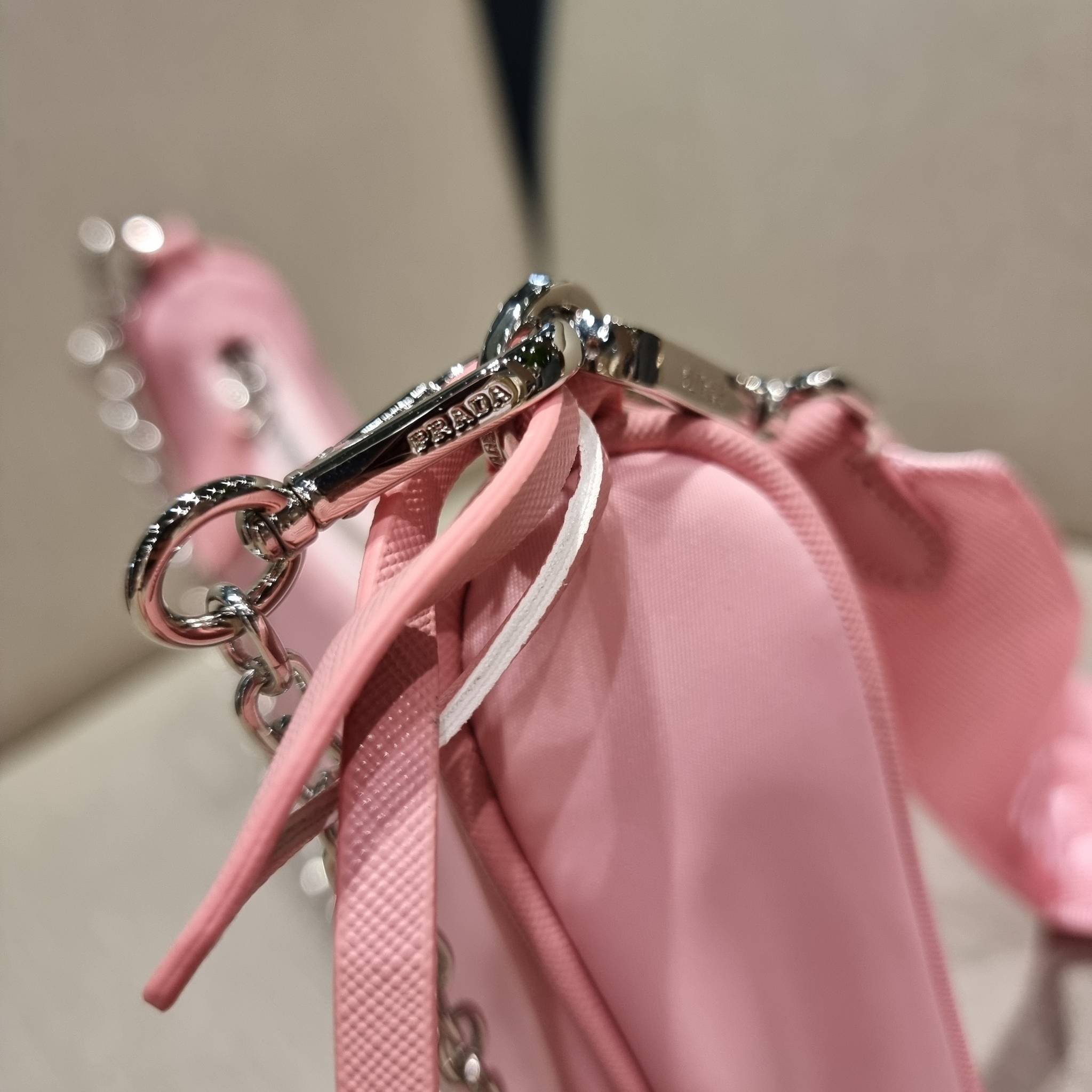 VIP 🥂 PRADA RE-EDITION 2005 RE-NYLON SHOULDER BAG ไอเท็มสุดปัง ที่ฮิตตลอดกาลไม่ว่าจะปีไหนๆ จัดให้ครบทั้งสีขายดีและสีใหม่ล่าสุด ที่สายคุณหนูห้ามพลาด!! กับกระเป๋าสะพายทรงคลาสสิค เหมาะเป็น everyday bag มากๆ วัสดุผ้าไนล่อนคุณภาพ พร้อมใบลูก ไว้ใส่เหรีย