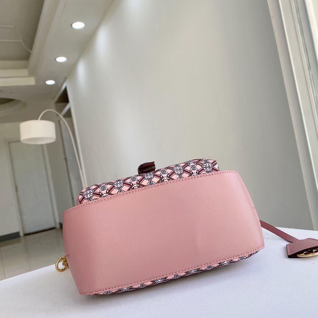 ของแท้ 💯% Tory Burch Piper Printed Crossbody 74656 กระเป๋าถือ สะพายข้างหรือ Crossbody ได้ ด้านในโล่งมี1ช่องซิป และ1ช่องใส่ของจุกจิก ซับในผ้าสวยหรู มีช่องซิปใส่ของด้านนอก