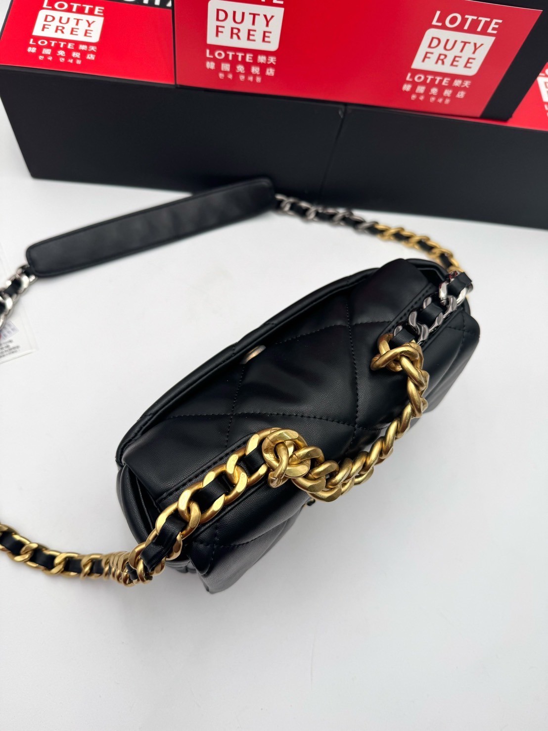 CHANEL 19 Handbag Flap Bag กระเป๋าสะพายรุ่นในตำนานที่เป็นลูกรักของสาวๆ ไปแล้ว คลาสสิกที่สุด ให้ลุคลูกคุณมั๊กมากกก งานหนังเรียบสวย หนังมีกลิ่นหอมฟุ้งตั้งแต่เปิดกล่อง หรูหราแบบไม่ต้องพูดเยอะ