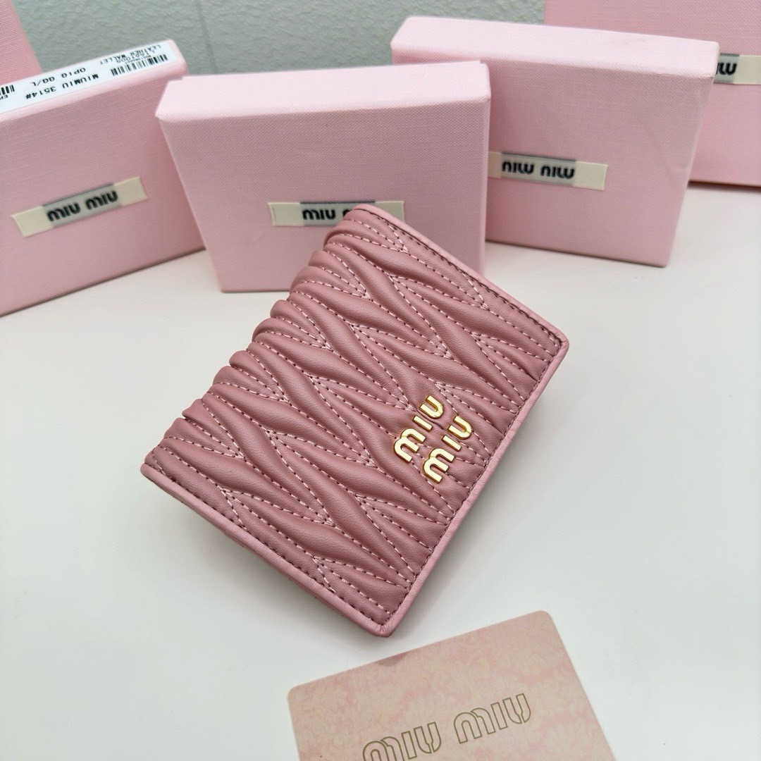 Miu Miu Small matelassé nappa leather wallet กระเป๋าสตางค์หนังแนปป้า ตกแต่งโลโก้หรูหราเป็นเอกลักษณ์