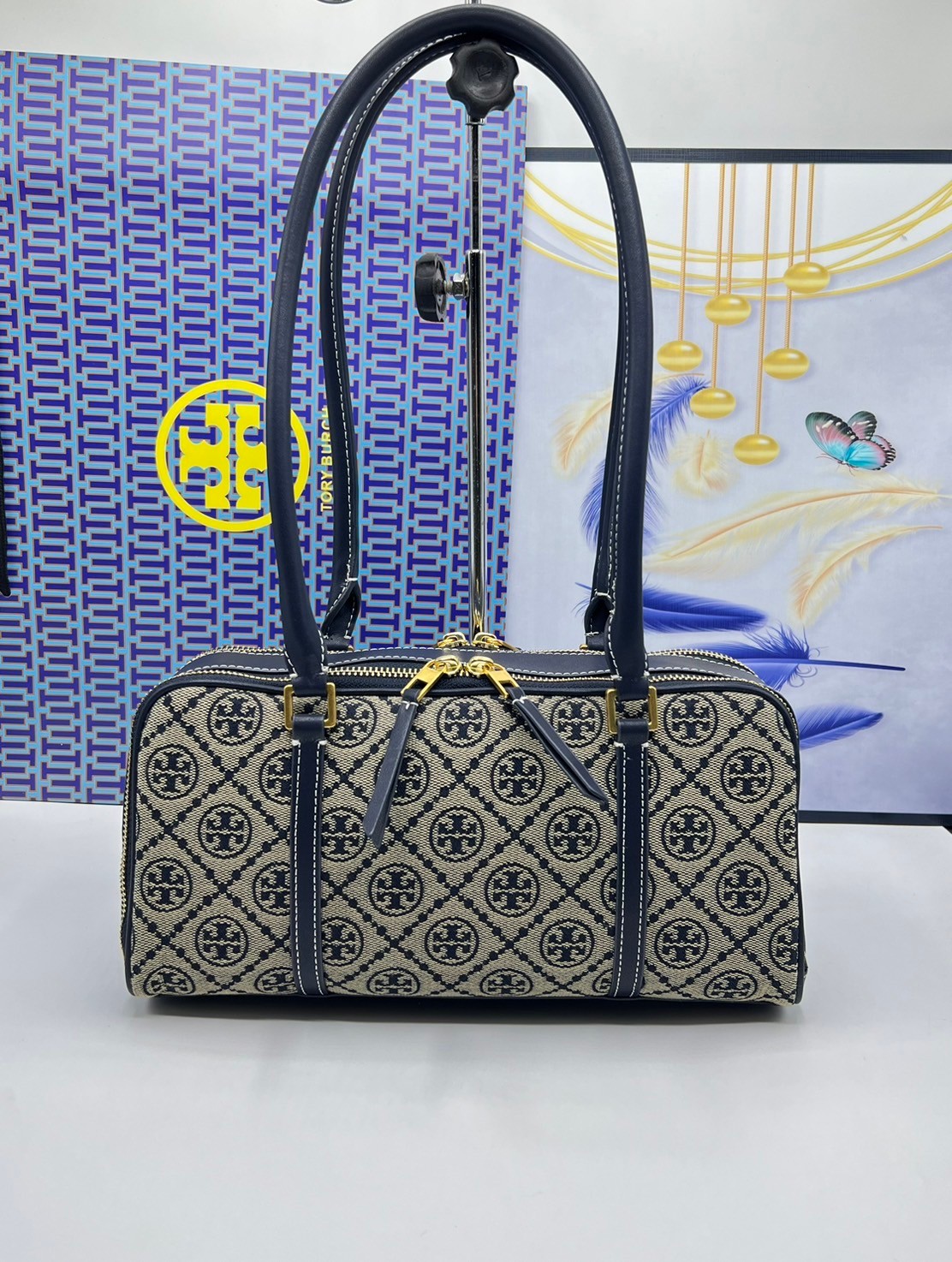 TORY BURCH Small T Monogram Marshmallow Satchel / Tory Burch tote handbag พร้อมส่ง 2 สี ใหม่ล่าสุด กระเป๋าสะพายไหล่ดีไซน์สุดทันสมัย ตัดเย็บสวยงาม ผ้า jacquard ตัดหนัง เปิด-ปิดแบบซิป มีช่องแบ่ง 2 ช่อง มีซิปลับด้านใน ใส่ของได้เยอะมากๆ ค่ะ