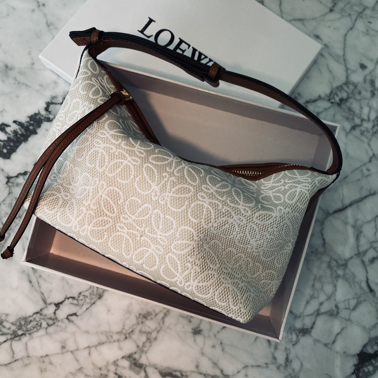 LOEWE Cubi Small Logo Canvas Top Handle Bag กระเป๋าทรงสวยดีไซน์ยอดฮิตประจำปีเลย! ปักโลโก้แบรนด์บนผ้าทั้งใบเป็นเอกลักษณ์ หูจับปรับได้ สวยหรูวินเทจ