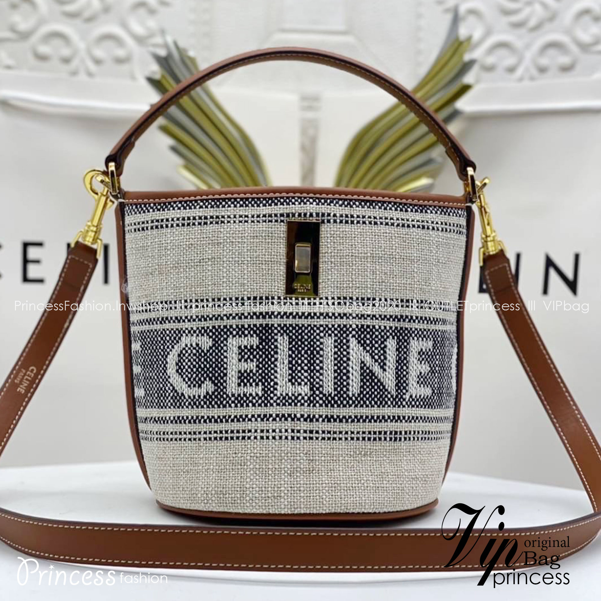 small CELINE TEXTILE BUCKET BAG / CELINE TEEN BUCKET in STRIPED TEXTILE WITH JACQUARD ดีไซน์ทรง Bucket small size เนื้อหนาแข็งแรง ภายในกว้างและจุใส่สัมภาระได้เยอะจุใจ อะไหล่แบรนด์สีทองสุดหรู