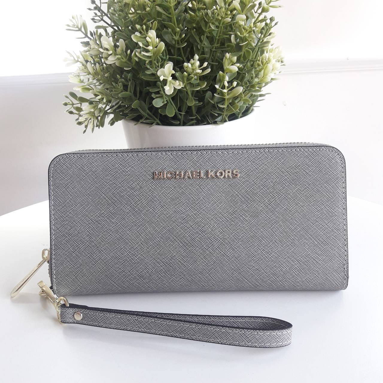 Best seller! งานขายดี รุ่นใหม่คะ Michael kors saffiano Wallet กระเป๋าสตางค์ใบยาว หนัง Saffiano ซิปรอบ สวยหรู มาก อะไหล่ปั้มโลโก้แบรนด์ ด้านในมีช่องใส่บัตร เยอะม้ากกก อีกด้านมีช่องแบงค์+ซิปใส่เหรียญ จุของได้เยอะจริงๆคะ ใส่ iphone 6+ ได้ สวยหรูดูดี อุปกรณ์ค