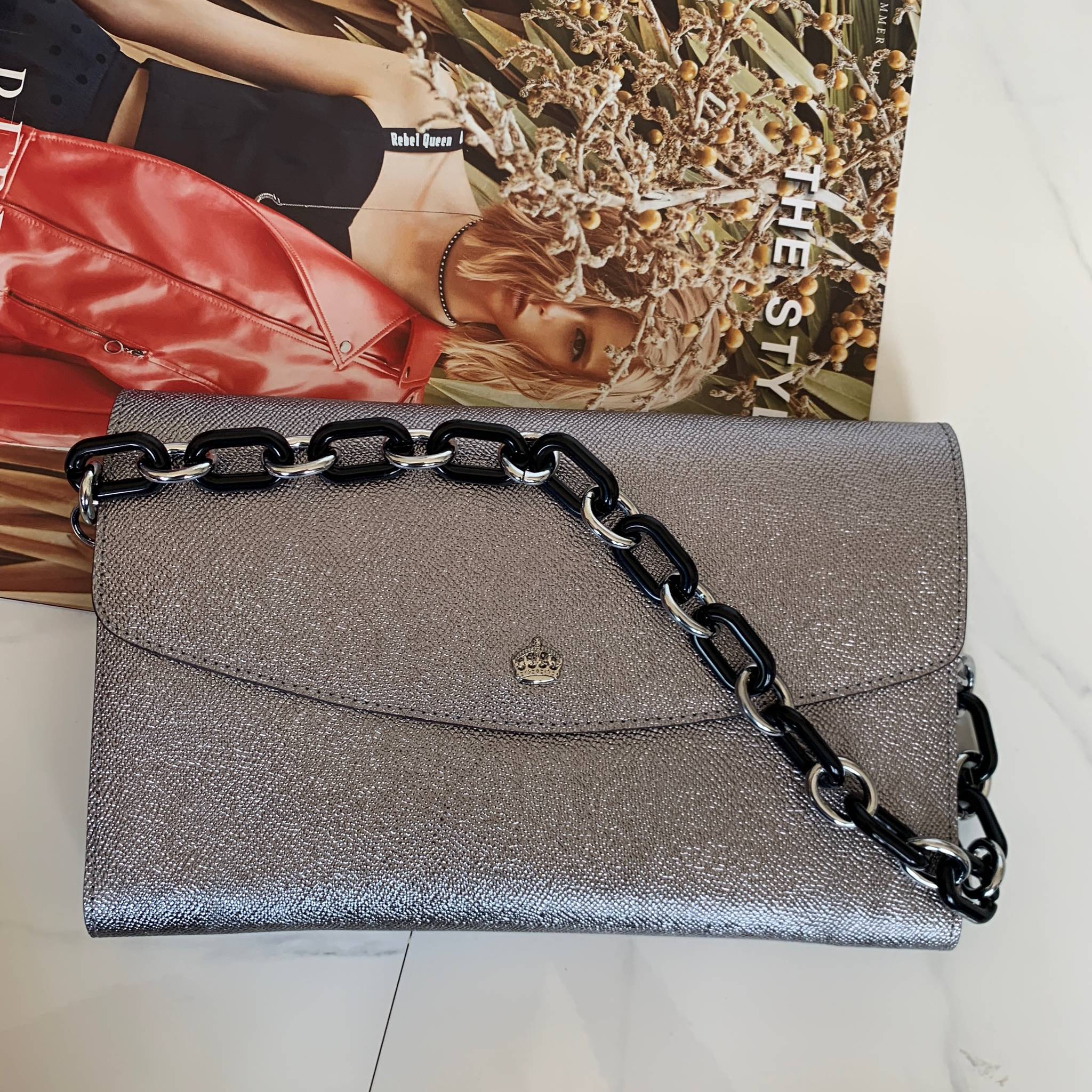 คลัชมาใหม่ สัปดาห์นี้ค่า ‘ Stair ‘ Clutch bag ✔️รอบนี้เข้าเพิ่มอีก 5 ลายเลยน๊า หลังจากปล่อยคอลเลคชั่นแรกออกไปแล้วได้รับความนิยมมากๆ รอบนี้จัดเฉดสีกลางๆ ให้แมทช์ง่ายกับชุดด้วยค่า **หนังวัวแท้ค่า