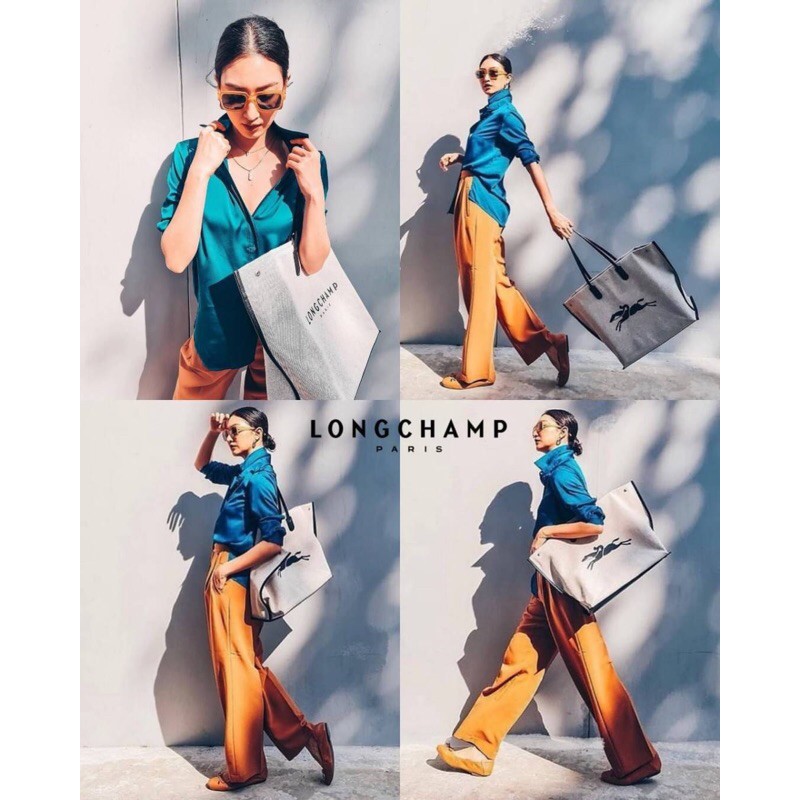LONGCHAMP ESSENTIAL TOILE SHOULDER BAG L ECRU กระเป๋าสะพายข้าง รุ่นใหม่ล่าสุดทรงฮิต!! ฮิตกันมากๆในเหล่าบรรดาเซเลป วัสดุ Cotton Canvas & Grained cowhide ด้วยดีไซน์ทรงสวยคลาสสิค ขนาดกำลังดีเนื้อหนา ตั้งอยู่ทรง น้ำหนักเบา
