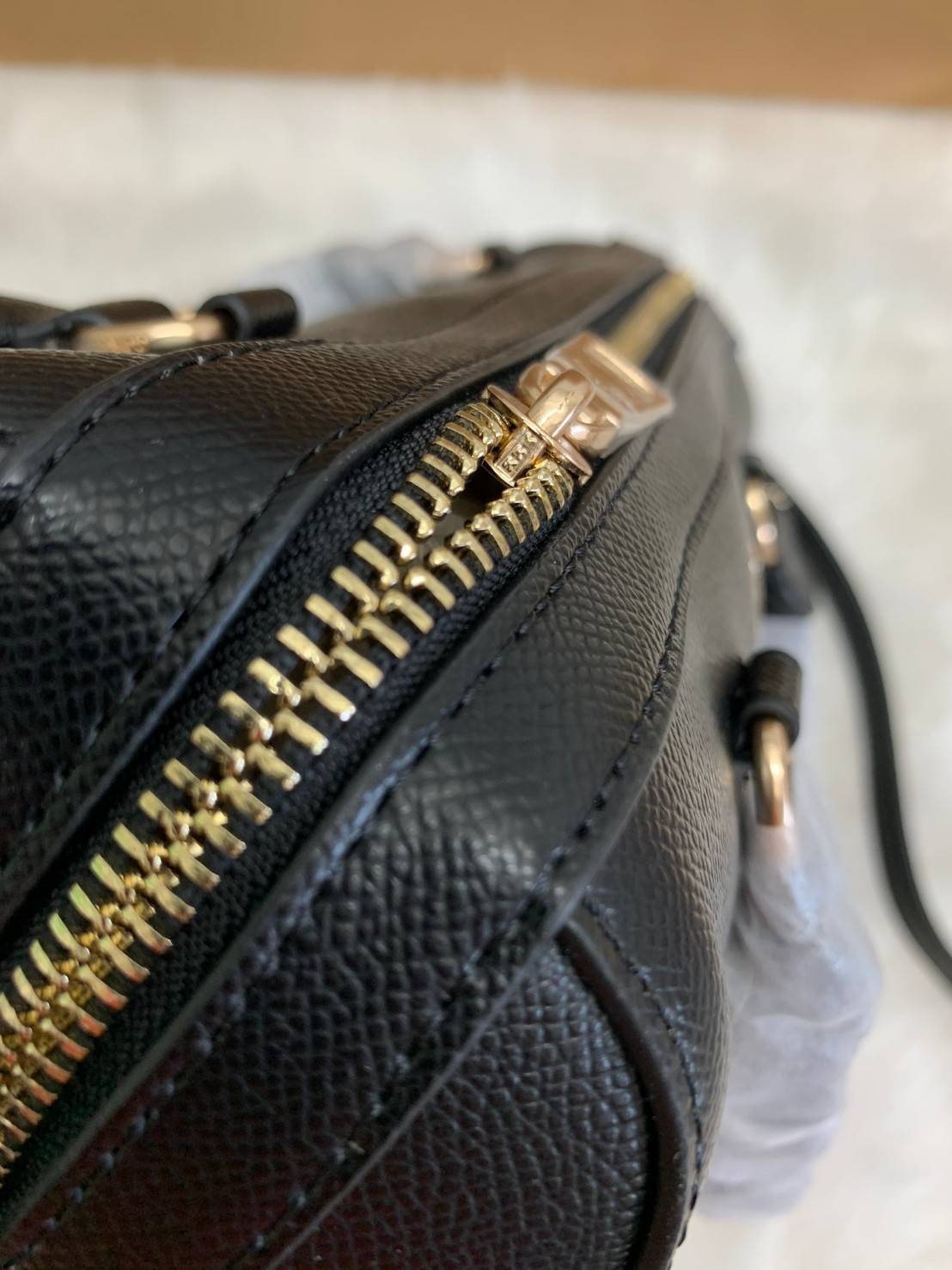 COACH ROWAN SATCHEL BAG ((79946)) กลับมาอีกครั้ง พร้อมสีหายากค่ะ! กระเป๋าหิ้วทรงหมอนสุดฮิตของสาวๆ//สะพายข้างได้ หนังแท้ ลายหนังสวย ทรงสวย ด้านหน้ามีช่องซิปให้หนึ่งช่อง เปิดปิดช่องหลักแบบซิป ภายในกว้างใส่ของจำเป็นของสาวๆได้ครบ มีช่องเล็กและช่องซิปใส่ของจุก