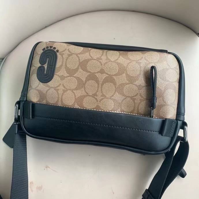 COACH EDGE CROSSBODY IN SIGNATURE CANVAS กระเป๋าสะพายครอสบอดี้ร์ วัสดุหนังแท้ หนังนิ่มอย่างดีค่ะ ด้านหน้ามีช่องซิปซ่อนให้หนึ่งช่อง เปิดปิดช่องหลักแบบซิปคู่ภายในกว้าง ใส่ของได้จุเลยนะคะ มีช่องซิปและช่องเล็กให้อีก2ช่อง;ด้านหลังกระเป๋าเป็นช่องโล่งใส่ของอีกช่