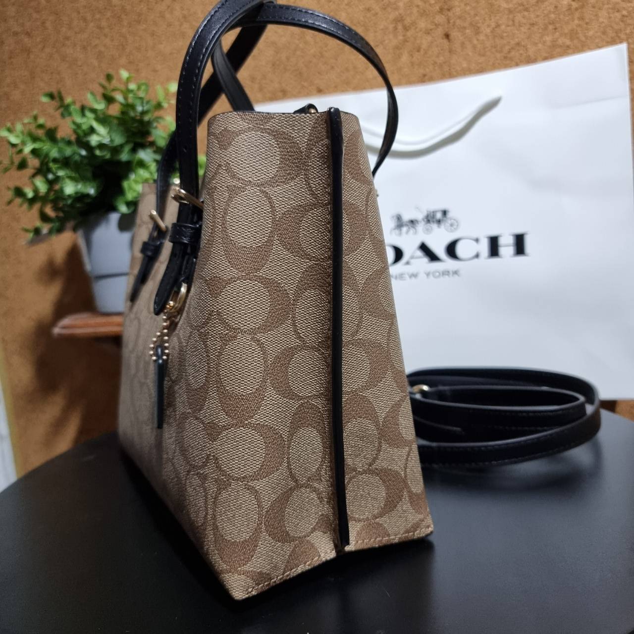COACH C4250 MOLLIE TOTE 25 IN SIGNATURE CANVAS น้องมาแล้วจ้าาา ใหม่ล่าสุด กระเป๋าโท้ทไซส์เล็กที่สาวๆตามหา ดีไซน์คลาสสิคเหมือนเดิม เพิ่มเติมคือสะดวกขึ้นเยอะ!! ย่อส่วนมาจากใบใหญ่เป๊ะๆ น่ารักน่าใช้มากๆ วัสดุหนังแคนวาสเคลือบลาย ภายในโล่งกว้าง มีช่องซิปกลางใส่