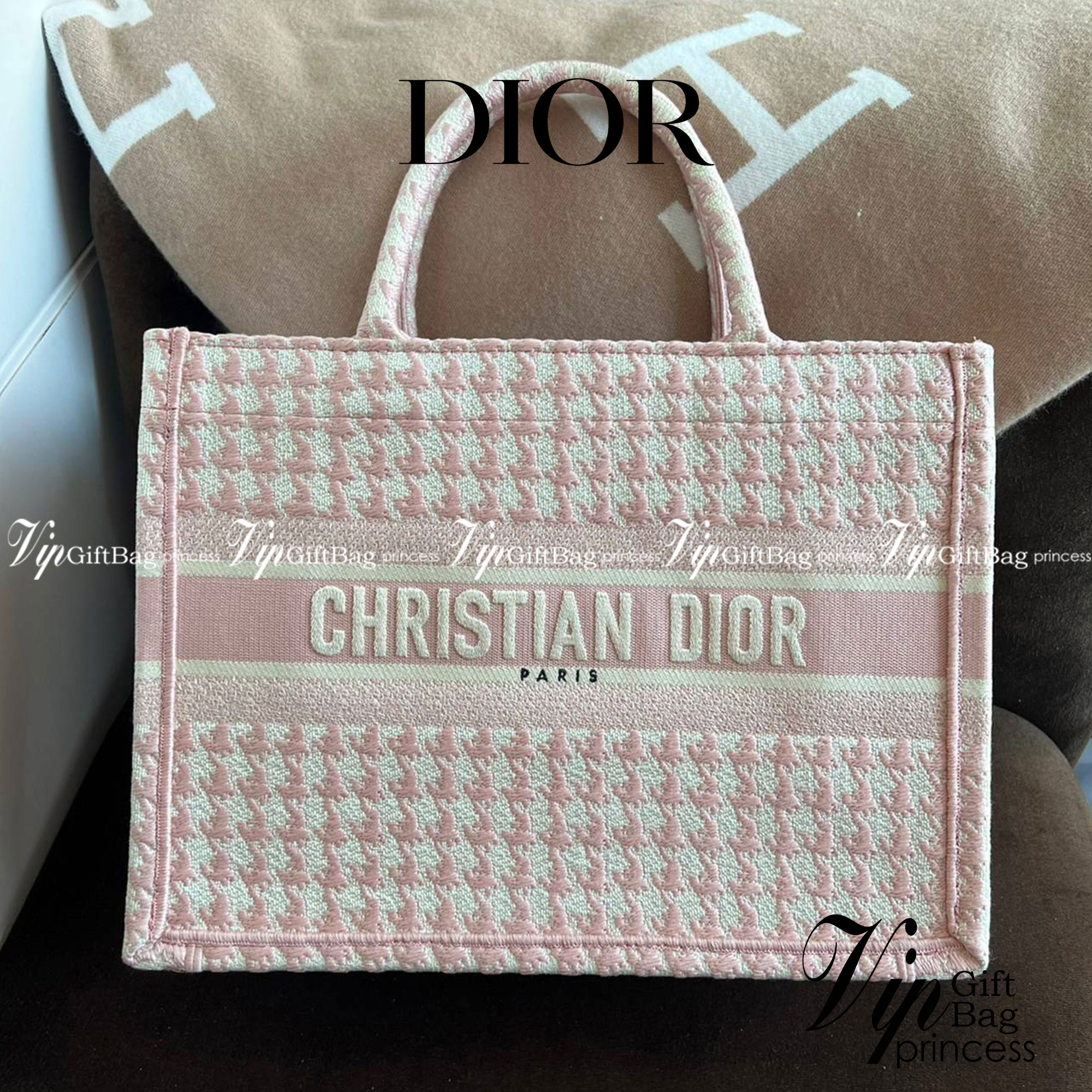 CHRISTIAN MEDIUM DIOR BOOK TOTE ราคาดีมากเลย คุ้มยิ่งกว่าคุ้มเป็นทางช็อปปิ้งBag เอกลักษณ์ของความหรู ที่ต้องมี ภายในโล่งกว้างมาก ใส่ของแบบแน่นๆ จุๆไปได้เลย น้ำหนักเบาสบาย งานออริปักขึ้นรูปสวยมาก มี code stamp พร้อมส่งที่ไทย เกรดออริจินอลเทพๆ ภาพสินค้าถ่ายจ