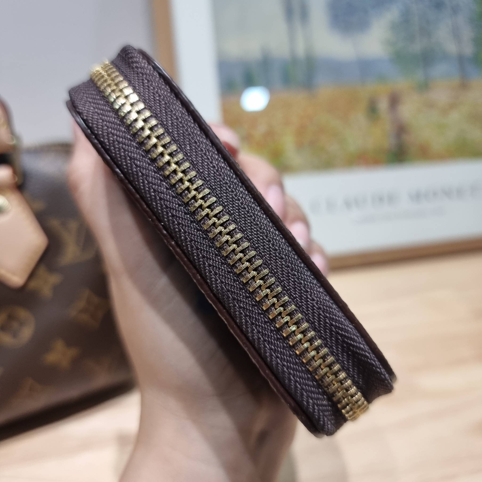 Set 3 ใบ LV Speedy Bandoulière 20 New in!! กับ box set ชวนสะสม ที่จับเอารุ่นยอดฮิต มามิกซ์รวมกับไอเท็มสุดคุ้มของมันต้องมี!! จัดเรียงให้อยู่ในกล่องสุดหรู ไม่ว่าจะตัวกระเป๋า กระเป๋าสตางค์ กระเป๋าจิ๋ว ใบไหนๆก็นำมาใช้งานได้จริง คุ้มค่ามากๆ แถมฟรี! ริบบิ้นลายล