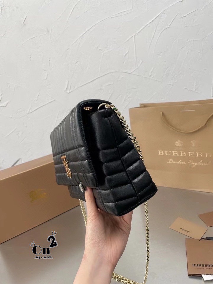 BURBERRY FRAGRANCES QUITED LAMBSKIN BAG / Burberry Shoulder Bag กระเป๋าสพายจะถือหรือสพายก็ได้หลายลุคเลยค่ะ วัสดุหนังนิ่มสวยหรูดูดี ภายในโล่งกว้าง ใส่มือถือ กระเป๋าสตางค์ได้ มาพร้อมสายสะพายโซ่ทองต่อหนังรองบ่าสามารถซ้อนสายสั้นสะพายไหล่ได้ หรือใช้สายยาว Cros