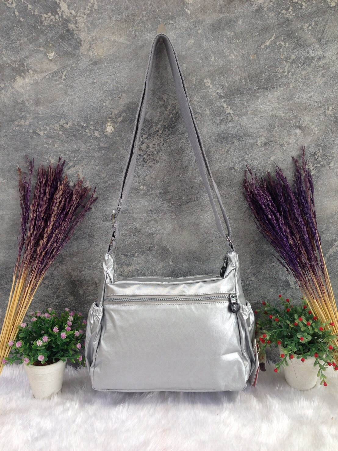 KIPLING Shoulder Bag (K25511) Outlet Hongkong กระเป๋าสะพาย วัสดุ nylon คุณภาพดี กันน้ำ ตามแบบฉบับแบรนด์ แบ่งเป็นช่องซิป 5 ช่อง สามารถใส่ไอแพด กระเป๋าสตางค์ใบยาว และมือถือได้ทุกรุ่นค่ะ จุคุ้มมากๆ น้ำหนักเบา สายสะพายปรับได้ จะสะพายไหล่ หรือ crossbody ได้สบา