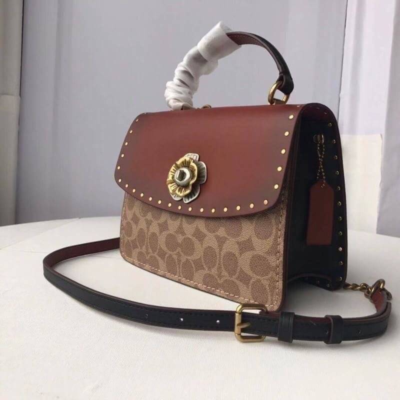 Coach Parker Top Handle In Signature Canvas With Rivet สินค้าใหม่ทรงน่ารัก ใช้แล้วดูแพงมากกก มีช่องใส่ขนาดกว้าง ใส่ของได้จำนวนมาก แถมยังสามารถถือเก๋ๆ แบบคุณนาย หรือสะพายเป็น crossbody ก็ได้ โดดเด่นด้วยลายsignature coach ใครยังไม่มีห้ามพลาดดดเลยนะ ของสวยจร