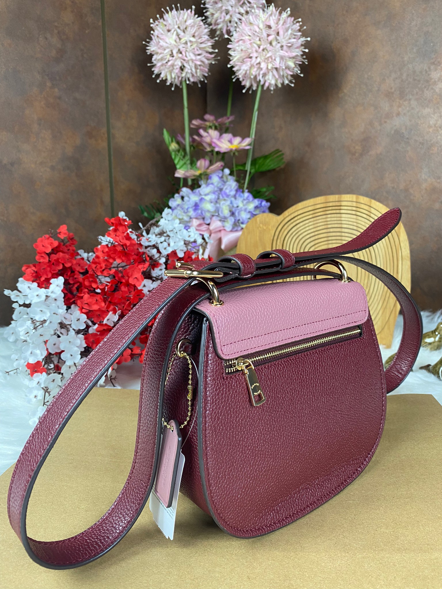 OUTLET 】COACH REMI SADDLE BAG IN COLORBLOCK ((1330)) รุ่นแนะนำ คลาสสิคน่าใช้มากๆ วัยใสๆใช้ดีค่ะ 😘 พร้อมส่งที่ไทยอีกครั้ง! กระเป๋าสะพายข้าง//ครอสบอดี้ร์//หรือทบเป็นสายคู่สะพายไหล่ได้ค่ะ แล้วแต่ชอบเลยค่ะ! วัสดุหนังแท้ ลายหนังสวยมากๆค่ะรุ่นนี้ หลงรัก