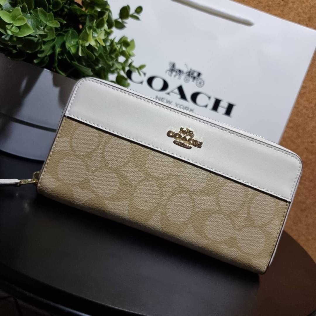 COACH F76873 ACCORDION ZIP WALLET IN SIGNATURE CANVAS Best seller กระเป๋าสตางค์รุ่นคลาสสิค ซิกเนเจอร์ของแบรนด์ ที่ขายดีตลอดกาล วัสดุหนังแคนวาสเคลือบสลับหนังแท้ เปิด-ปิดด้วยซิปรอบ รูดใช้งานง่าย ใส่บัตรได้ มีช่องซิปใส่เหรียญ ใส่มือถือได้ พกใบนี้ใบเดียวเอาอย