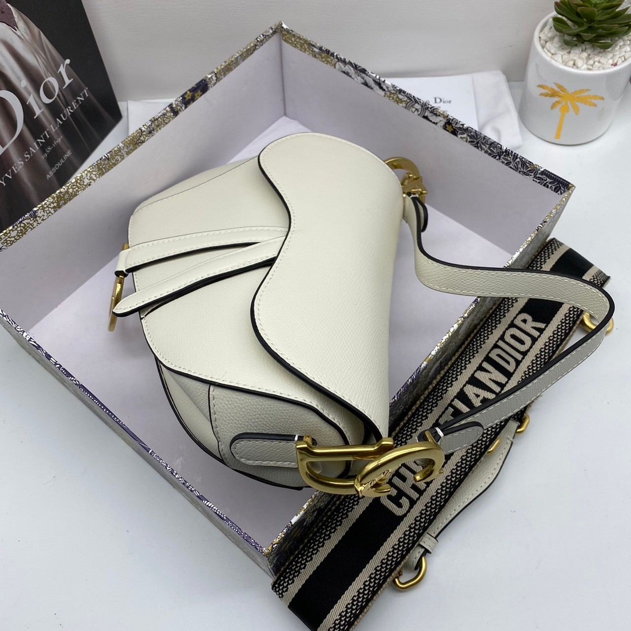 หนังแท้ DIOR SADDLE BAG with strap กระเป๋ารุ่นยอดนิยมตามแบบฉบับแบรนด์ งานออริหนังแท้ทั้งใบ ใช้งานได้ 2 แบบ สะพายยาว CROSSBODY และสายสั้นถือได้เก๋ๆ ลุคนี้คูลสุดๆ เลยค่าา ภาพถ่ายจากสินค้าจริง! สวยมาก พร้อมส่งที่ไทยราคาสุดคุ้ม สาวๆ ห้ามพลาดค่ะ!