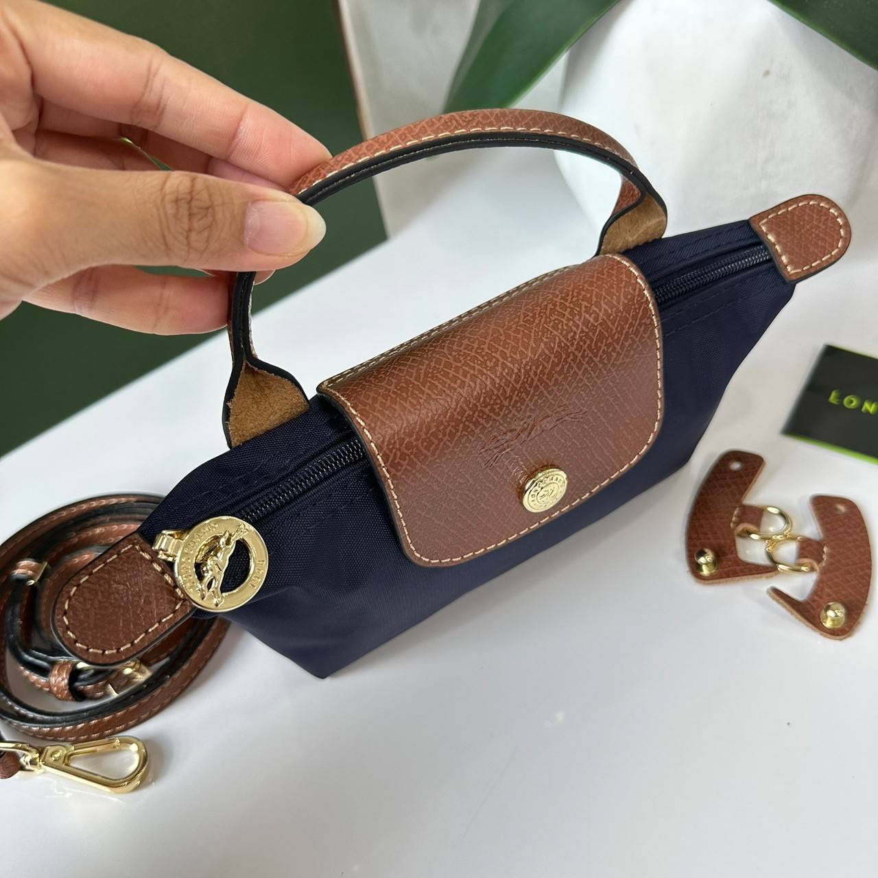 LONGCHAMP LE PLIAGE ORIGINAL Pouch with handle กระเป๋าใบเล็กขนาดกระทัดเหมาะกับใส่ของจำเป็นจุกจิก กันน้ำได้ พร้อมส่ง