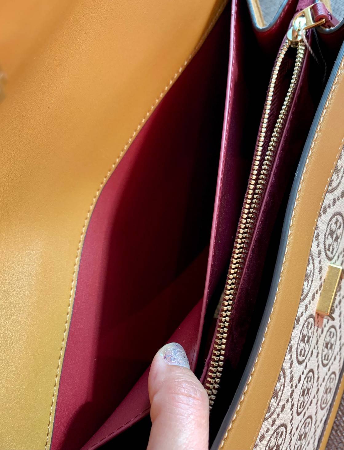 คุณภาพจัดเต็มกันเลยค่าา😘Tory Burch T Monogram Jacquard Shoulder Bag ห้ามพลาด! กระเป๋าสะพายแบบครอสบอดี้ร์ วัสดุJacquard+หนังแท้ชั้นดี ได้ลงตัวสวยงาม รูปแบบร่วมสมัยตามแบบฉบับแบรด์ได้ดีทีเดียวค่ะ! เปิดปิดกระเป๋าแบบอะไหล่แบรนด์ล็อคแม่เหล็ก