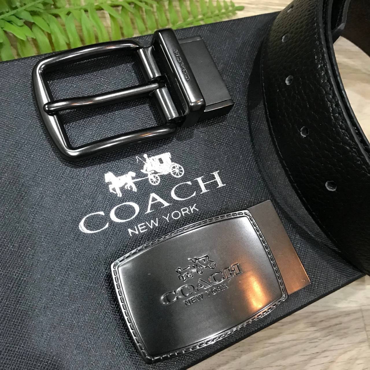 NEW ARRIVAL! ห้ามพลาดเซทสุดคุ้ม ซื้อ1ได้ถึง2! COACH BELT VALUE PACK BOX SET เซทเข็มขัด 2in1 Limited Edition จาก Coach Factory ในเซทมีหัวเข็มขัด2แบบ2สไตล์สวยน่าใช้พร้อมสายเข็มขัดสามารถใช้ได้ทั้ง2ด้าน2สีดำน้ำตาลให้หนุ่มๆสลับใช้ได้ถึง 4 รูปแบบในเซทเดียวไม่จำ