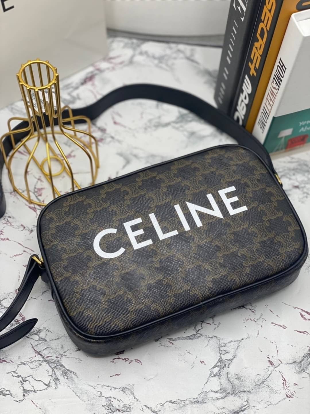 CELINE Medium Messenger Bag in Triomphe Canvas with Celine Print / Celine Camera Bag กระเป๋าทรงครอสบอดี้ ใช้ได้ทั้งชายหญิง ขนาดกลางกำลังดี น้ำหนักเบา