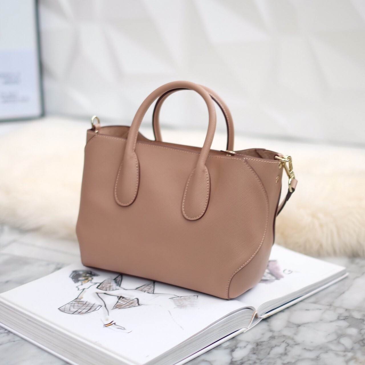 KEEP รุ่น COZY สวย ตอบโจทย์ ด้วยรูปทรงที่ เรียบหรู ทรงกระเป๋า ปรับได้ 2 แบบ เก็บทรง หรือ ขยายทรงได้ ตอบโจทย์ทุกการใช้งาน หนังกระเป๋า Saffiano อย่างดี ภายใน บุด้วย ผ้า Craft เอกลักษณ์เฉพาะ ทำให้ กระเป๋าเบา และ เพิ่มความสวยงาม ภายใน ทำช่อง แยก เฉพาะ สำหรับเ