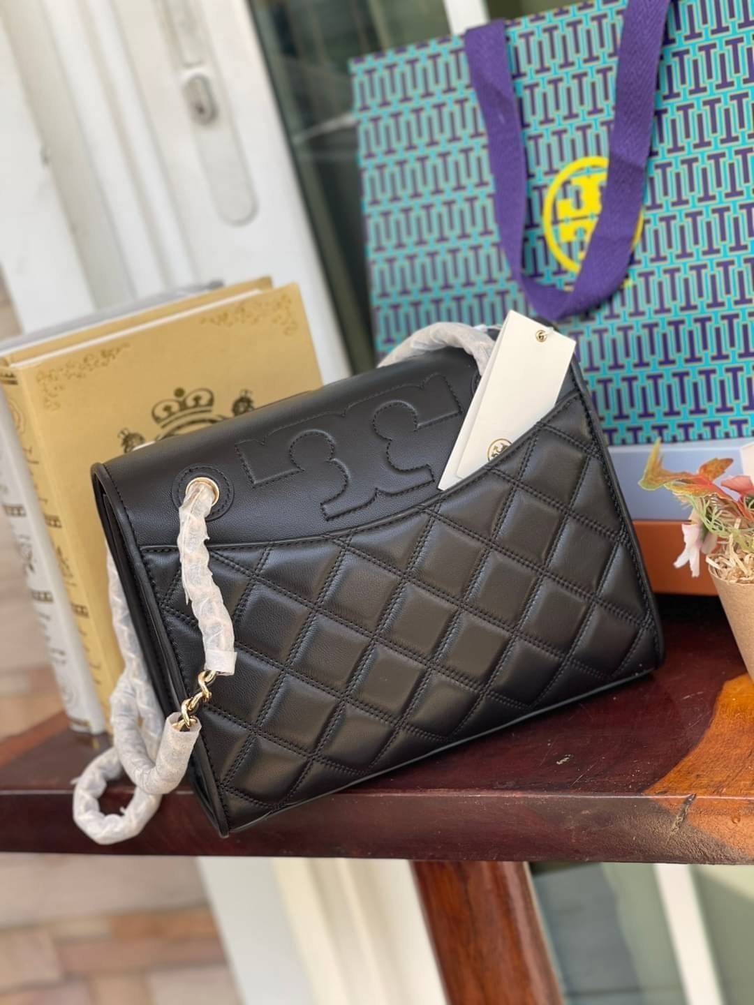 Tory Burch Savannah Convertible Shoulder Bag สาว ๆ ลุคสาวๆไม่ควรพลาด Collection นี้เลยนะคะ เป็นรุ่นที่ตอบโจทย์และครองใจสาว ๆ ได้อย่างแท้จริง เนื่องจากมีดีไซน์เรียบหรู โดยทางแบรนด์ได้ใช้เทคนิคการเย็บบนหนังเป็นลายเส้น (Chevron) ทำให้กระเป๋าดูมีราคามากยิ่งขึ