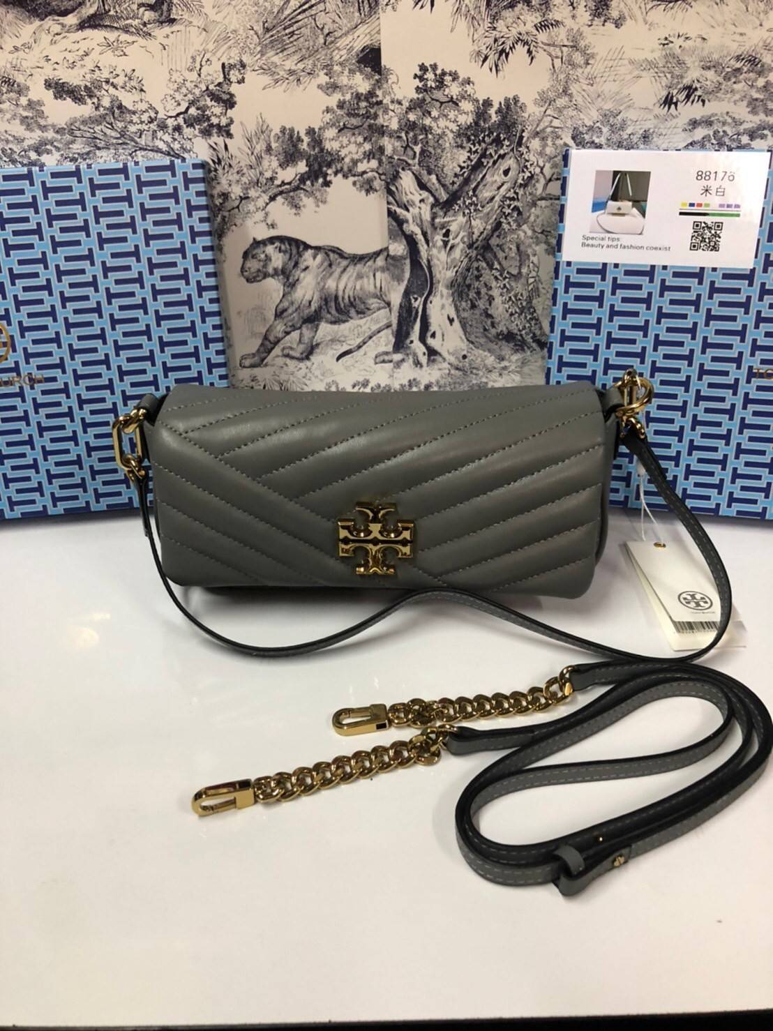 TORY BURCH KIRA CHEVRON SMALL FLAP SHOULDER BAG รุ่นใหม่ พร้อมสีใหม่ มาให้จับจองแบบไม่ต้องรอพรีฯ กระเป๋าสะพาย ขนาดกะทัดรัด ไซส์สะพายคล่องตัว หรือจะคล้องไหล่ หรูๆ ลูกคุณหนูไปอีก สีผู้ดีมากๆ ดีไซน์รูปทรงคลาสสิคเฉพาะตัว วัสดุหนังแกะ สัมผัสนิ่ม เปิด-ปิดด้วยกร