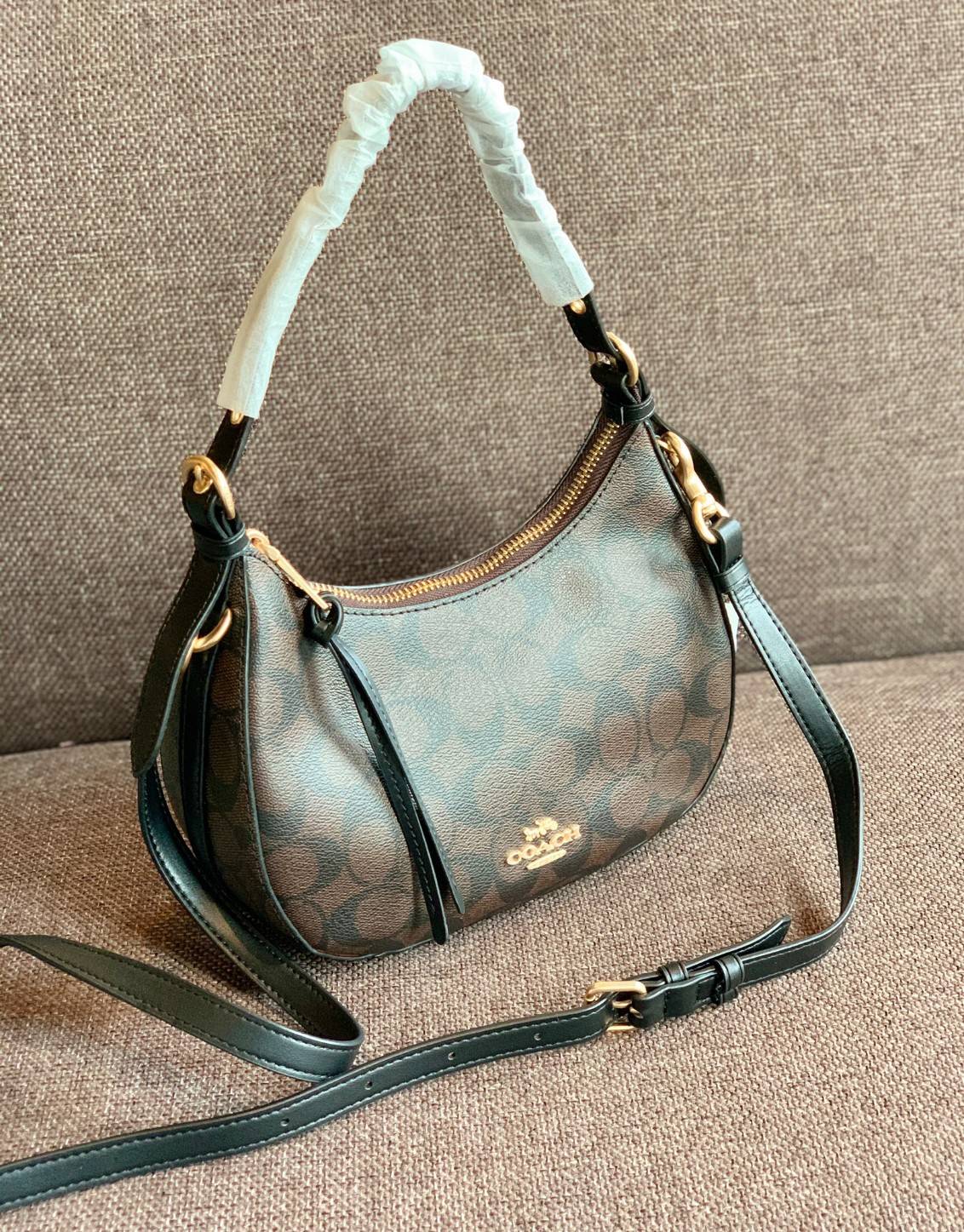 COACH KLEO HOBO BAG ((C7257//C6809//C6807)) พร้อมส่ง คุณภาพเกินเบอร์เลยจ้าา จำนวนจำกัด! กระเป๋าคล้องไหล่หรือสะพายข้างได้ Hobo รุ่นใหม่ล่าสุด ดีไซด์รูปทรงให้ดูเรียลขึ้น หนังแท้นิ่มสวย เปิดปิดกระเป๋าแบบซิปมีหนังห้อยลงมา ภายในกระเป๋าสามารถใส่กระเป๋าเงินใบยาว