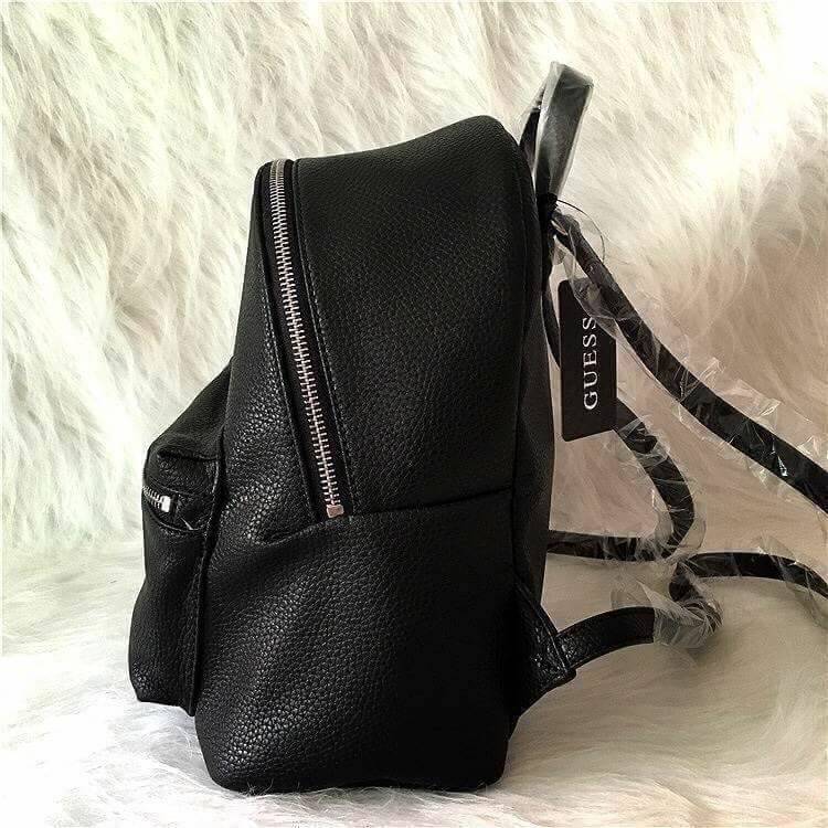 GUESS WOMAN'S BACKPACK กระเป๋าเป้ขนาดกำลังดี วัสดุหนังแกะสังเคราะห์นิ่มสวยน้ำหนักเบา ดีไซน์คลาสสิค มีหูหิ้วเเละสายสะพายหลังเลื่อนปรับได้ ด้านหน้ามีโลโก้ และช่องซิป เปิดปิดด้วยซิป ภายในกว้างใส่เอกสาร ipad ของใช้ได้เยอะค่ะ จะสะพายไปเรียนไปทำงานก็ดูดี ต