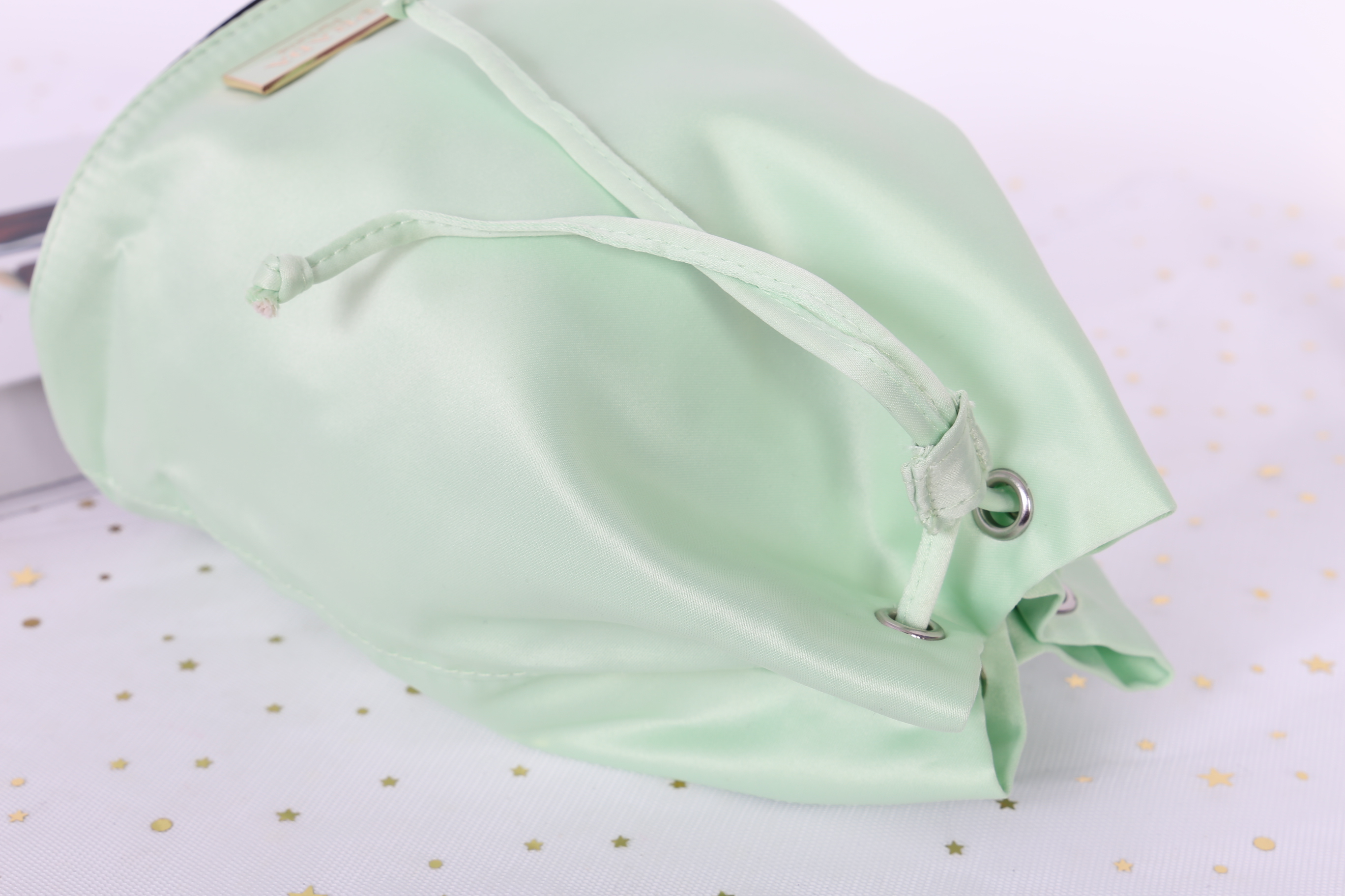 Prada Candy Satin Drawstring Bag กระเป๋าผ้าซาติน จากแบรนด์ Prada รุ่นนี้แถมมาจากน้ำหอมเค้าเตอร์แท้ 💯 ปากกระเป๋าเป็นเชือกหูรูด มีโลโก้ปราด้าติดด้านหน้า สวยงาม น่าใช้ การันตีความสวย ใช้คล้องแขน ใส่ของจุกจิกเก๋ๆค่าา