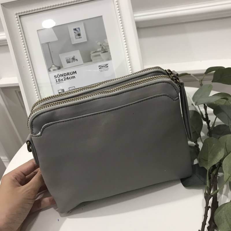 Cath Kidston soft leather crossbody bag ใหม่ล่าสุดจากแบรนด์ Cath Kidston ค่ะ กระเป๋าสะพายข้างหนังนุ่ม สีหวานโทนพาสเทล รุ่นนี้ขนาดกำลังดีค่ะ ตัวกระเป๋าแบ่งออกเป็นสองสัดส่วน สามารถจัดระเบียบของได้ดีค่ะ ภายในบุผ้าลายดอกไม้ตามสไตล์ของแบรนด์นี้ค่ะ รุ่นนี้มีสาย