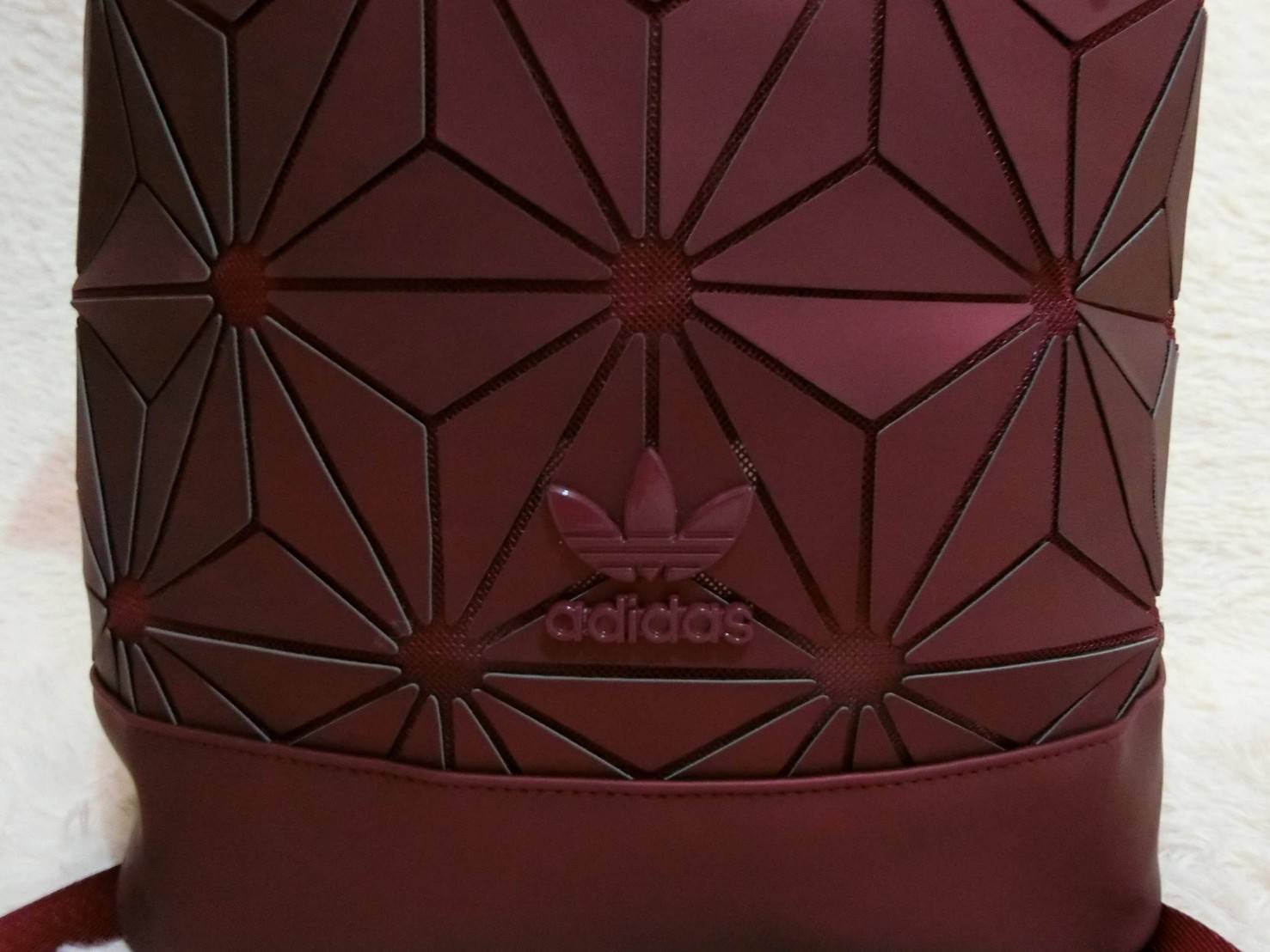 Adisas Originals BP Roll Top 3D Mesh 2017 Backpack Bag DH0100 กระเป๋าเป้สะพายหลัง ดีไซน์แบบ 3 มิติ วัสดุ polyurethane สีดำด้าน โดยใช้ลูกเล่นของเหลี่ยม และมุมเชื่อมเข้าหากัน การออกแบบกระเป๋าเป็นเหมือนถุงทรงสูง ส่วนปากกระเป๋า เปิดปิดแบบตีนตุ๊กแก ม้วนพับ และ