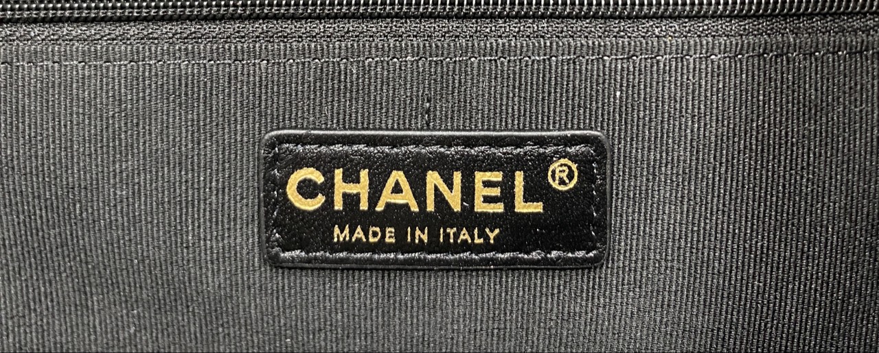 ORI หนังแท้ | CHANEL Shopping Bag 25A Suede Bag กระเป๋าช้อปปิ้งทรงโท้ท ดีไซน์ใหม่ทรงยาว หนังกลับสีทูโทน ในคอล Métiers D'art 2024/25 ดีไซน์ใหม่หนังกำมะหยี่โทนน้ำตาล ใช้งานง่าย สวยหรูดูแพง