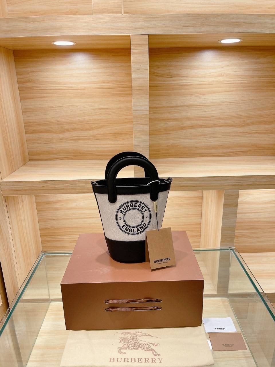 BURBERRY MINI CANVAS CROSSBODY BAG *งานหรูมาก 👑👑 สินค้าพรีเมียมกิ้ฟท์เคาเตอร์น้ำหอมต่างประเทศ กระเป๋าทรง CROSSBODY ใบขนาดกำลังดี *ผ้าแคนวาสคาดหนังวัวแท้ อะไหล่ทอง ปักโลโก้แบรนด์ด้านหน้า ด้านในเปิดปิดด้วยกระดุมคาด สามารถใส่กระเป๋าสตางค์สั้น