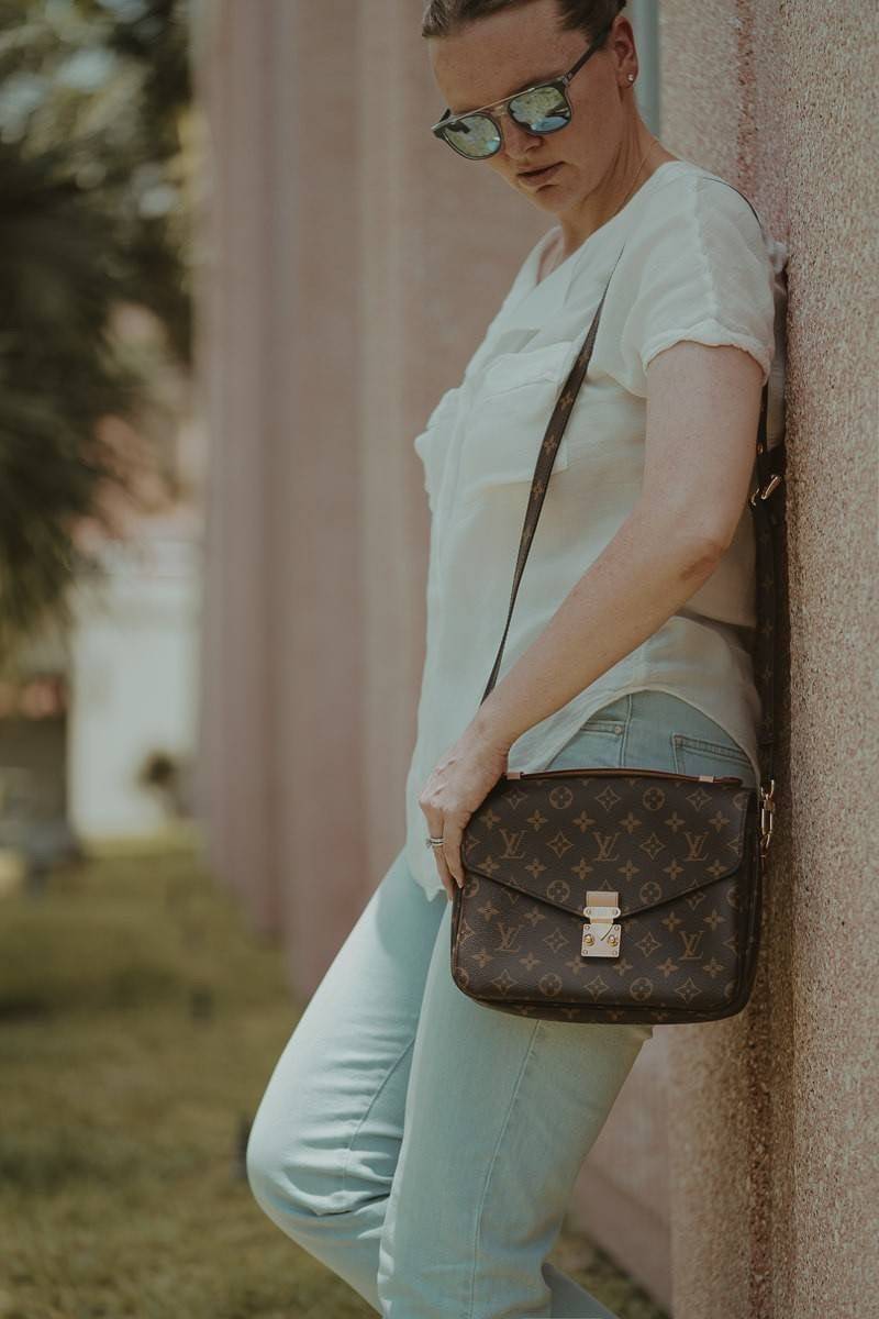 ยกระดับให้ตัวเอง กับไอเท็มสุดเลิศ ที่สาวๆตามหา LV pochette metis กระเป๋าถือ/สะพายทรงสวย คลาสสิค ดีไซน์เรียบง่าย แต่แฝงความหรู วัสดุหนังแคนวาสคุณภาพดี เปิดปิดด้วยตัวบีบล็อค ด้านหลังมีช่องซิปแยก ภายในซับสวยงามมาก ดูแพงที่สุด แบ่งสัดส่วนดูเหมาะ น่าใช้จริงๆ ส