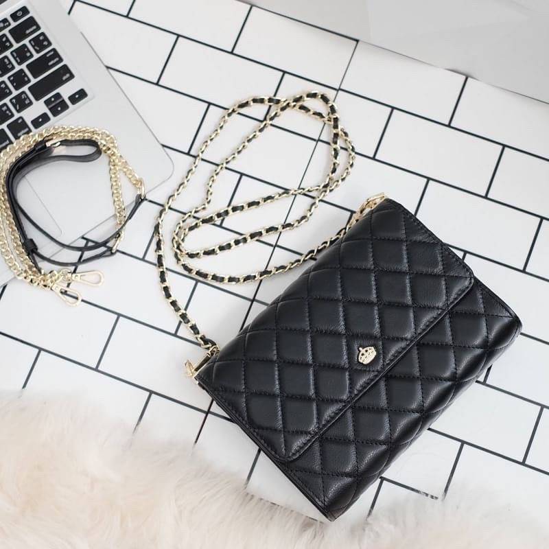 รุ่นขายดีที่สุด ** รอบใหม่ **หนังวัวแท้ สวย นิ่มมากๆค่า และ ปักลายตารางออกมาสวยมาก ** KEEP รุ่น Florence Flat bag ตัวกระเป๋าหนังแท้ นิ่ม-ตึง สุดๆ รุ่นนี้ จะมี 2 ขนาด คือ mini และ classic ไซด์