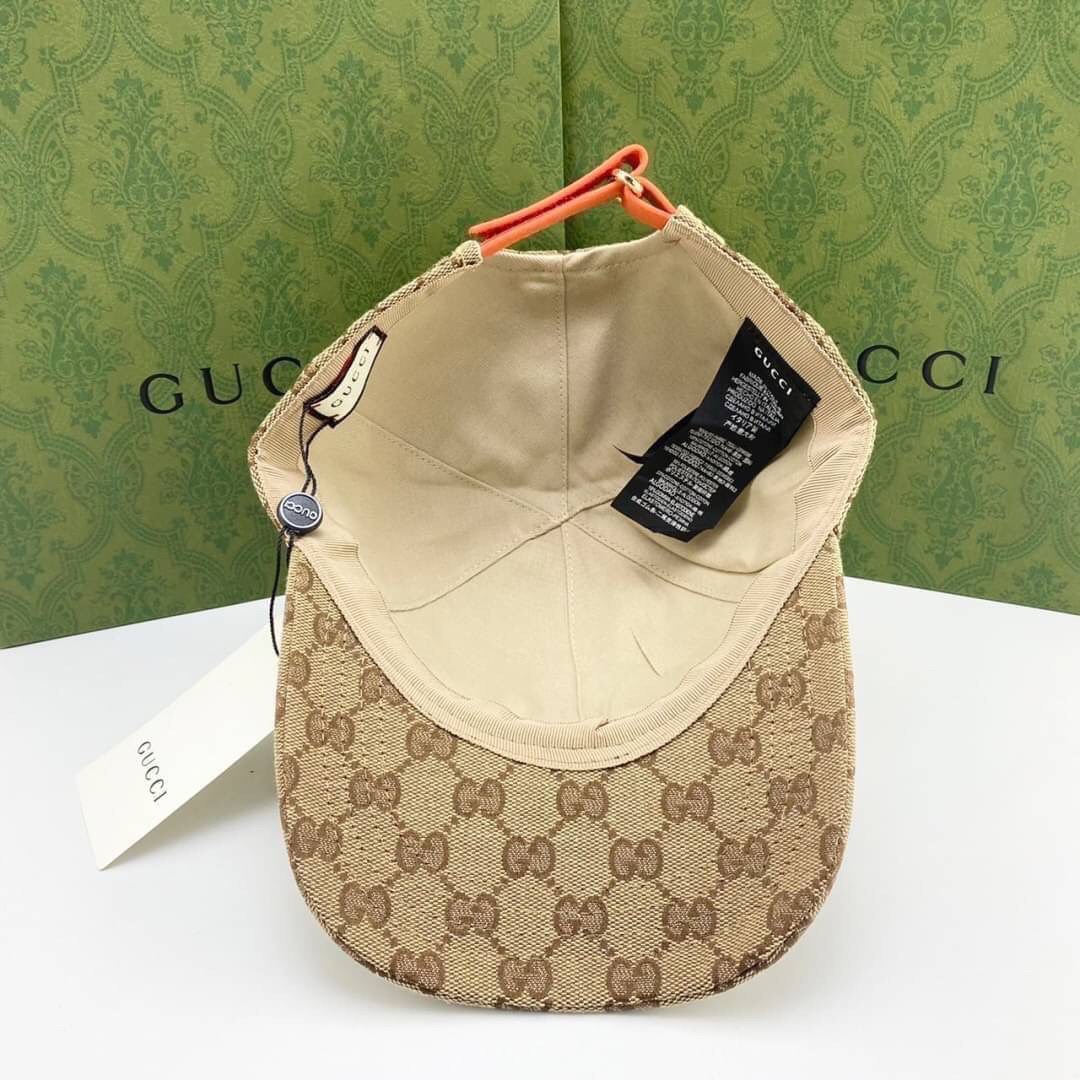 The North Face x Gucci baseball hat พร้อมส่งที่ไทย หมวกเบสบอลผ้าใบ Original GG วัสดุผ้าแคนวาส ปักละเอียดคมชัด เกรดออริจินอล สวย คุ้มค่า ด้านหลังหนังแท้ ปรับระดับได้ รุ่นนี้เป็นการร่วมมือกันระหว่างสองแบรนด์ที่มีประวัติและค่านิยมที่คล้ายคลึงกัน เพื่อเฉลิมฉล