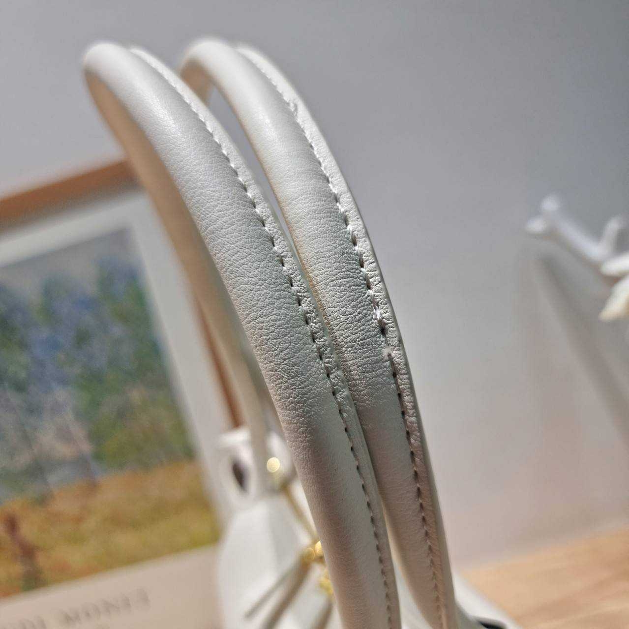 PRADA MEDIUM LEATHER HANDBAG กระเป๋าสะพายไหล่ดีไซน์เก๋และมาแรงมาก สาวๆหนุ่มๆติดแกลมต้องไม่พลาด สวยดูแพง เกรดวีไอพี ไฮเอน 1:1 ใช้งานต่างประเทศได้