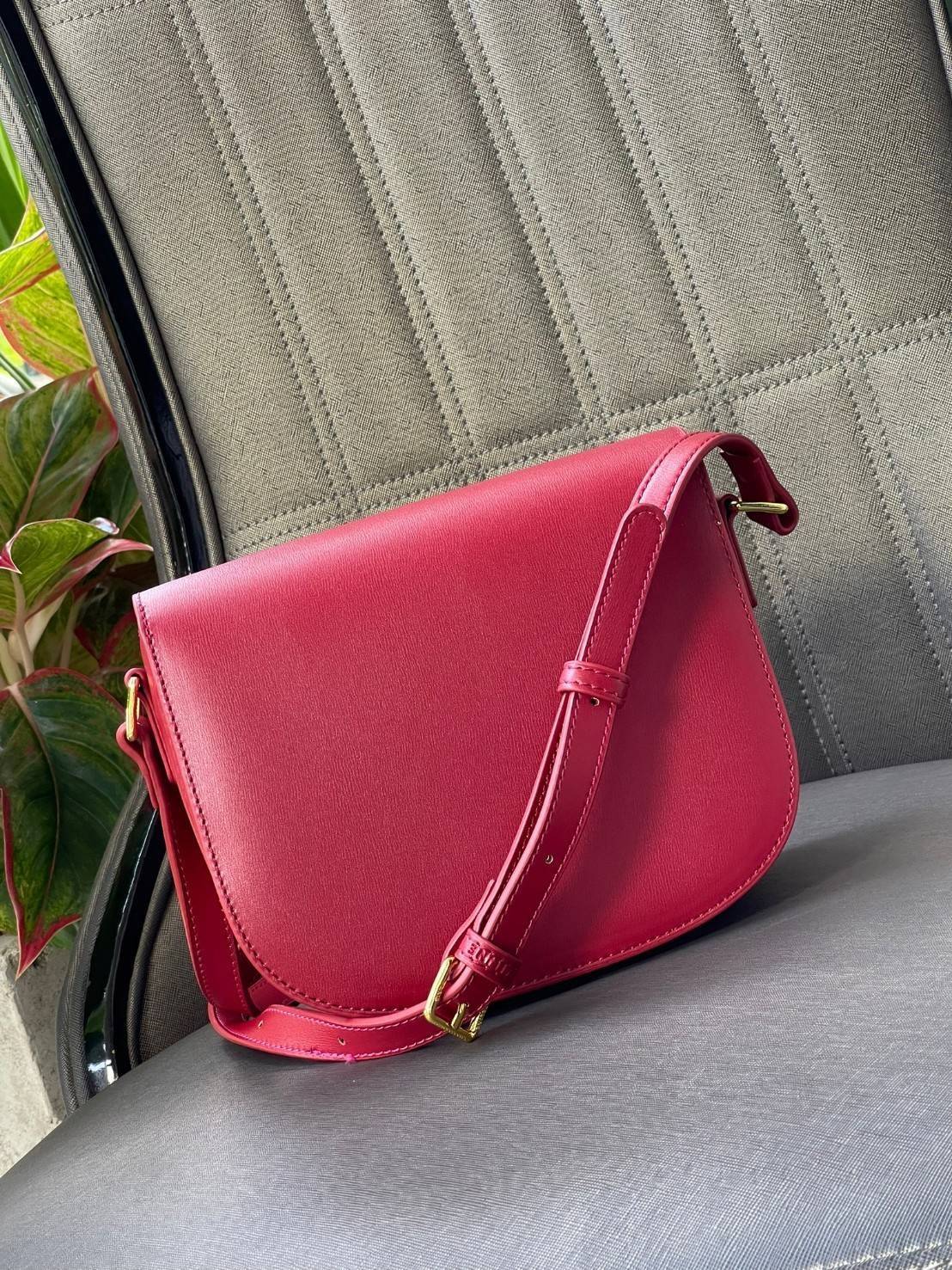 VIP 🥂 CELINE TEEN BESACE TRIOMPHE IN SHINY กระเป๋าสะพายคาดลำตัวรุ่นนี้นับว่าเป็นกระเป๋าอีกหนึ่งรุ่นในซีรีส์ Triomphe ที่ได้รับความนิยมอย่างมาก ด้วยรูปร่างทรงโค้งมนมีความคลาสสิกตามแบบฉบับของ Celine เพิ่มความหรูหราและโดดเด่นด้วยการตกแต่งด้วยโลโก้โลห