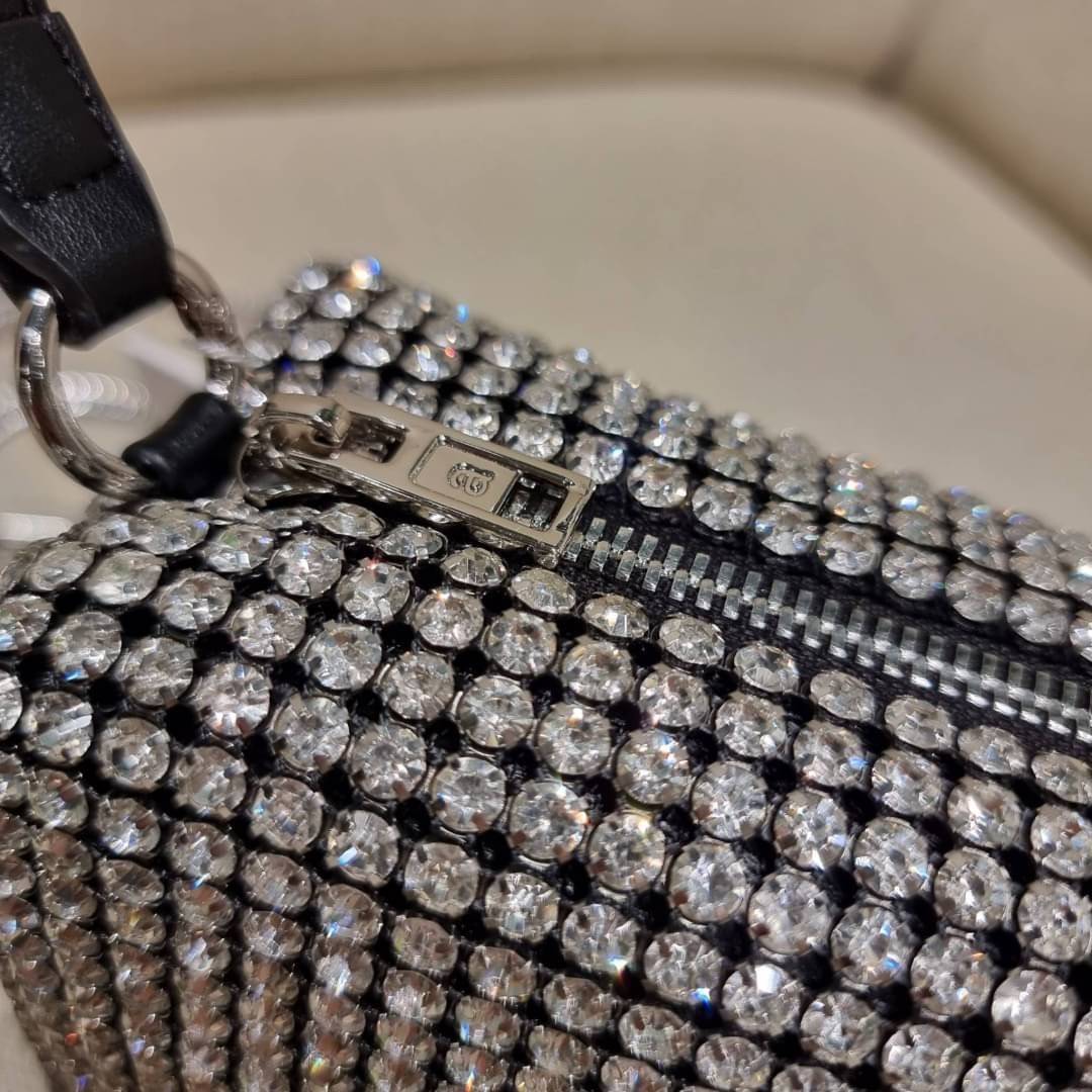 ALEXANDER WANG HEIRESS POUCH IN RHINESTONE MESH จัดให้แบบสุดตัว กับไอเท็มที่สาวๆต่างเรียกร้อง กับกระเป๋าพอชตกแต่งพลอยเทียม หรูหรา โดดเด่น ดูแพง ด้วยการตัดเย็บเรียงร้อยลงบนตาข่ายเนื้อละเอียด ทำให้ดูดีมีราคางดงามจริงๆ เปิด-ปิดด้วยซิป ขนาดกำลังสวย ภายในเป็นช