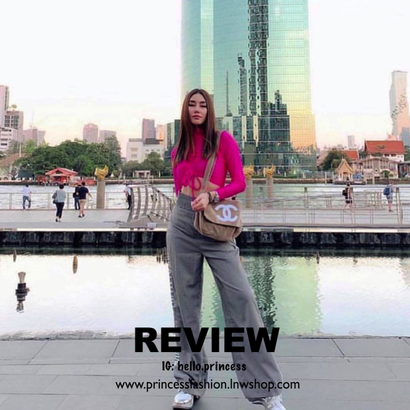 Chanel Beaute Crossbody Bag กระเป๋าสะพาย VIP GIFT ของแท้ จาก Chanel Cosmetic แท้💯 วัสดุขนวูลหนานุ่ม ตัดโลโก้แบรนด์หนังสีขาวสวยโดดเด่น น้ำหนักเบา เปิดปิดด้วยฝาปิดกระดุมแม่เหล็ก ใบใหญ่กำลังดี ใส่ iPad, กระเป๋าสตางค์ใบยาว, และของจุกจิกได้เยอะ มาพร้อม