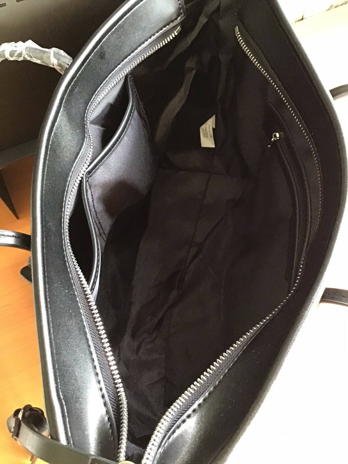 Charles & Keith Black Textured Tote Bag ฮอตฮิตตลอดกาลสำหรับรุ่นนี้ รุ่นยอดนิยม!! มากี่รอบกี่รอบก็ขายดี ใครไม่มีรุ่นนี้ติดตู้ไว้ถือว่าเชยมาก(!!) กระเป๋าสะพายทรง Shopping bag ใบใหญ่จุของได้ใจ น้ำหนักเบา โดดเด่นด้วย Textured วัสดุสานรอบใบ ตัดขอบหนัง สวยอยู่ท