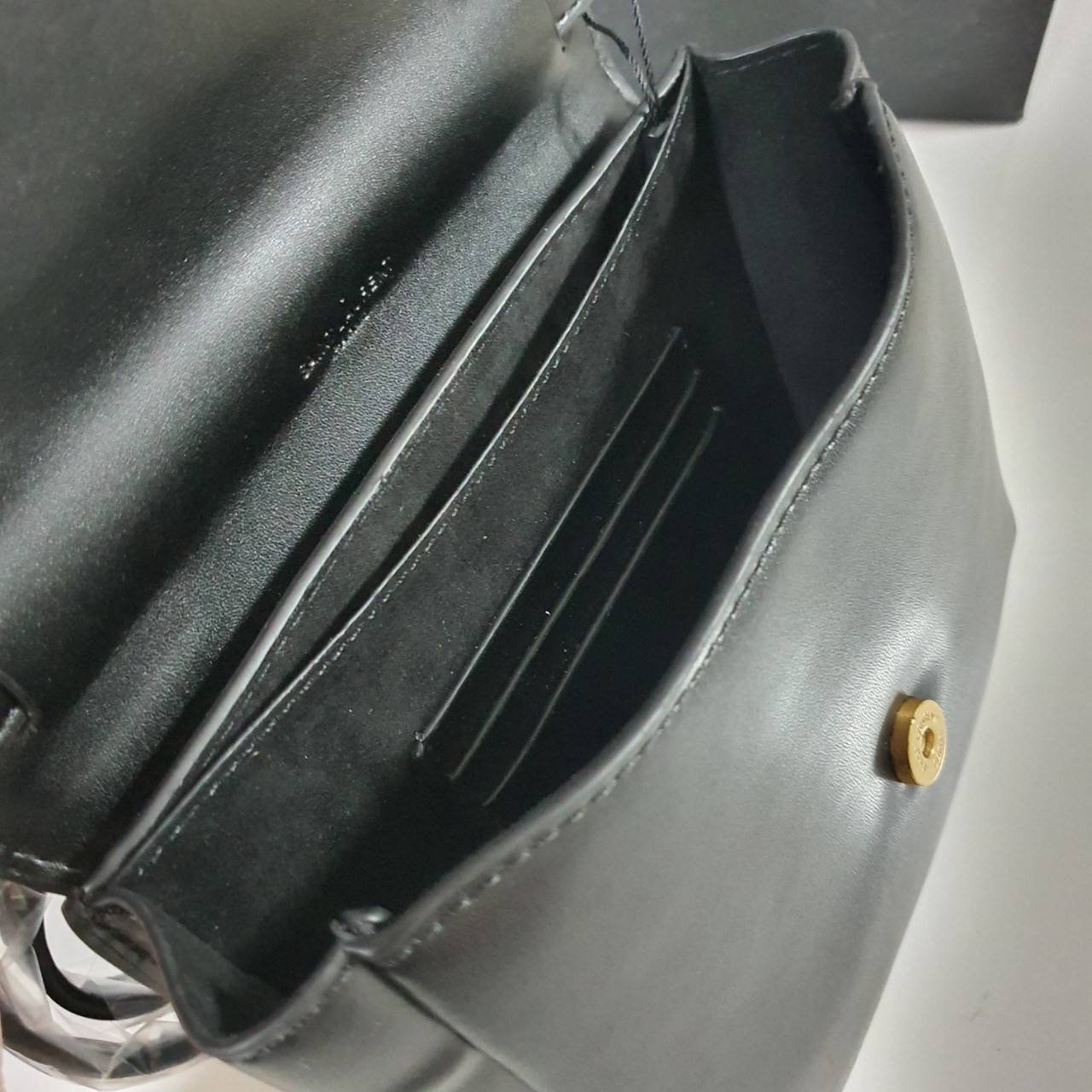 VIP 】YVES SAINT LAURENT YSL BAG VIP GIFT WITH PURCHASE (GWP) พรีเมี่ยมกิ้ฟ Limited Edition จาก YSL DUTY FREE COUNTER วัสดุหนังPu ทรงสี่เหลี่ยมหนังสวยหรูอยู่ทรงเปิดปิดด้วยฝาปิดโลโก้แบรนด์อะไหล่ทองวินเทจ ภายในโล่งมีช่องหลัก และช่องใส่บัตรสามารถใส่มือถือของใ